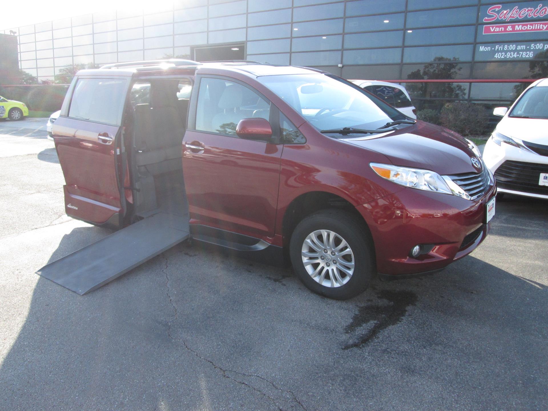 2017 Toyota Sienna XLE