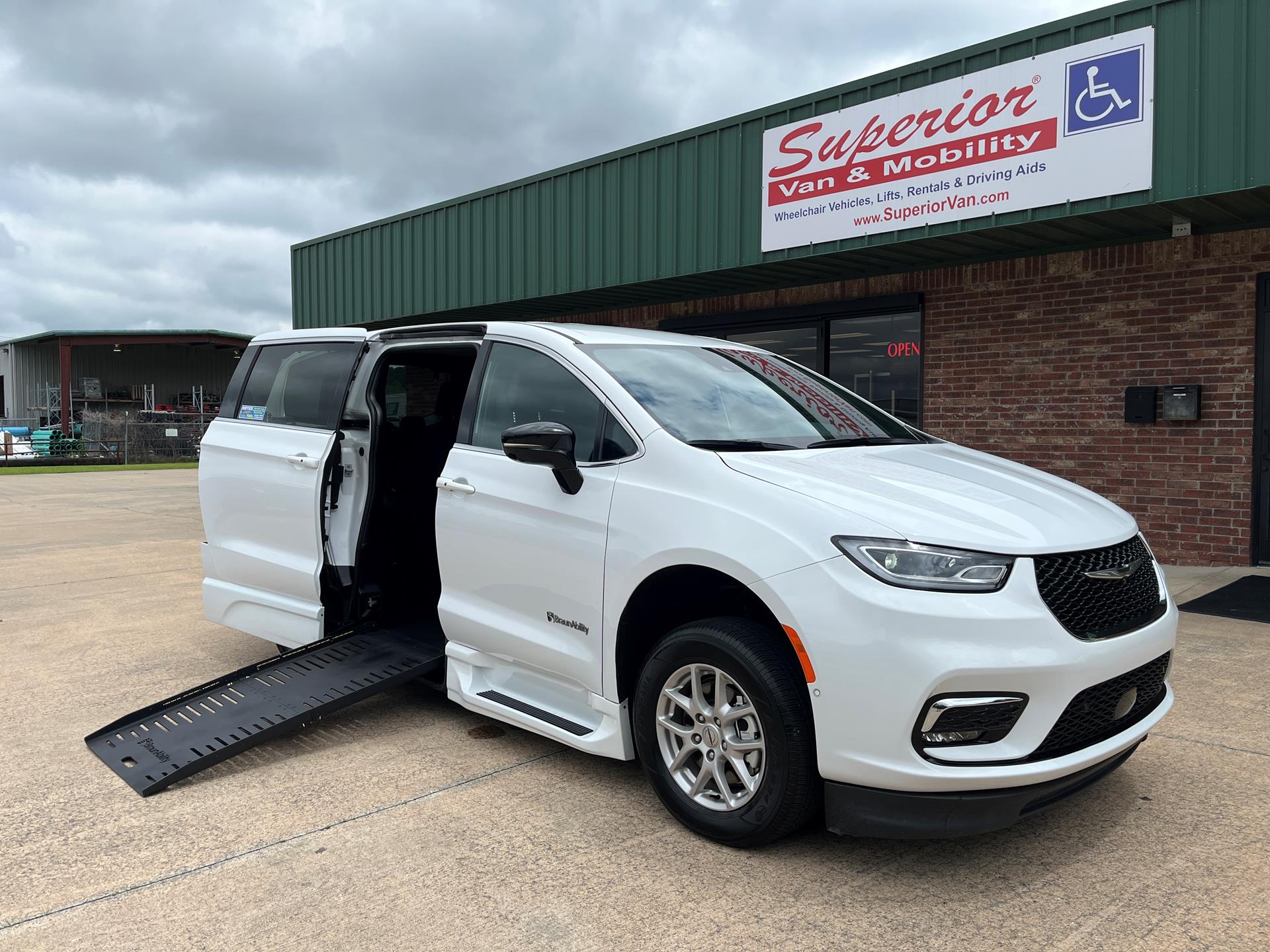 2025 Chrysler Pacifica Select's photo