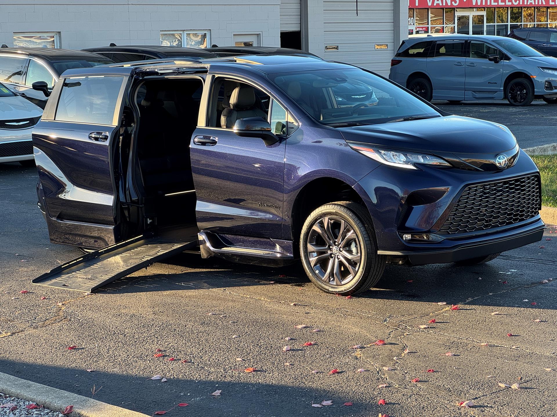 2025 Toyota Sienna XSE's photo