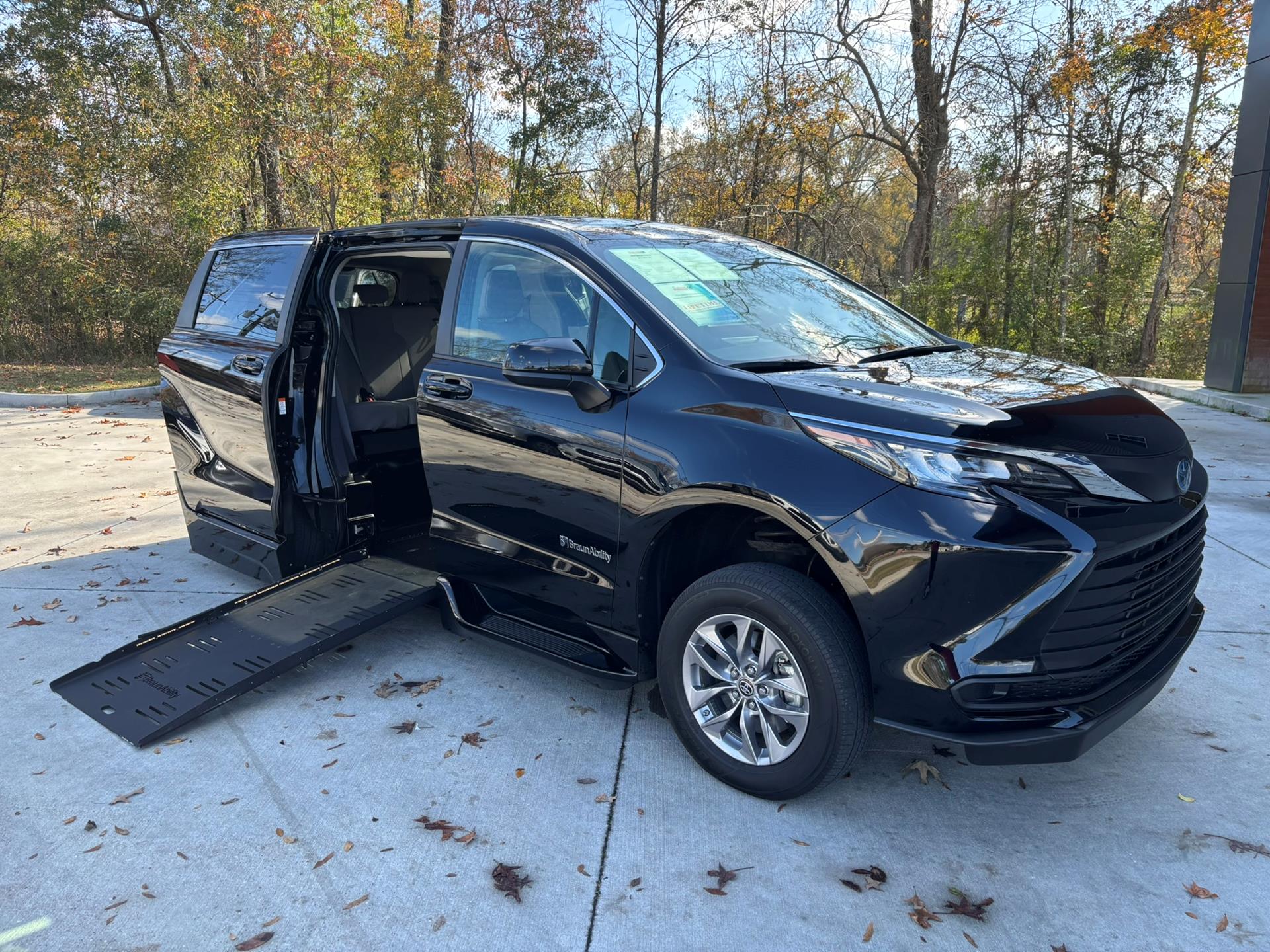 2024 Toyota Sienna LE's photo