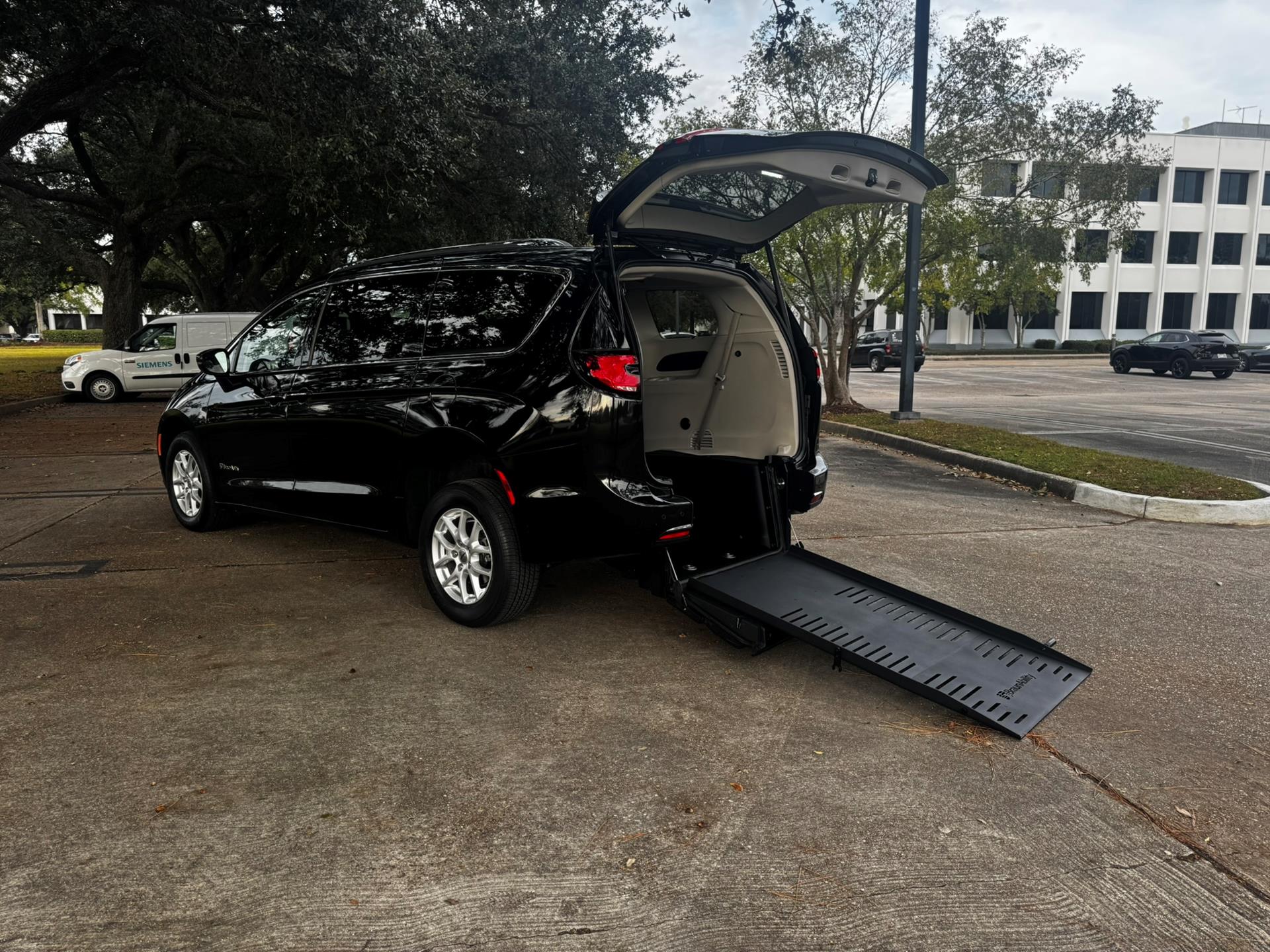 2021 Chrysler Pacifica Touring L's photo