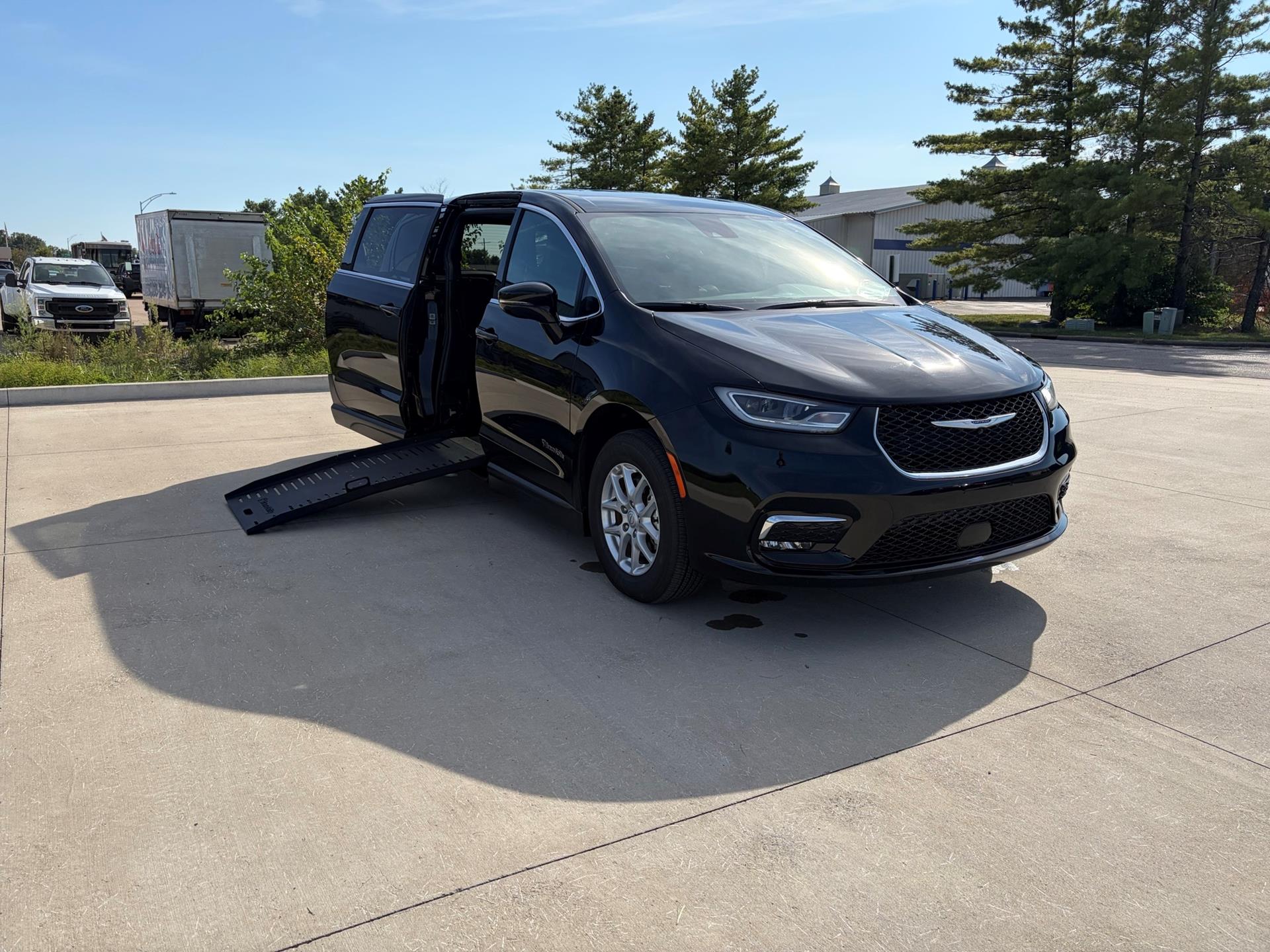PRE OWNED 2025 Chrysler Pacifica Select