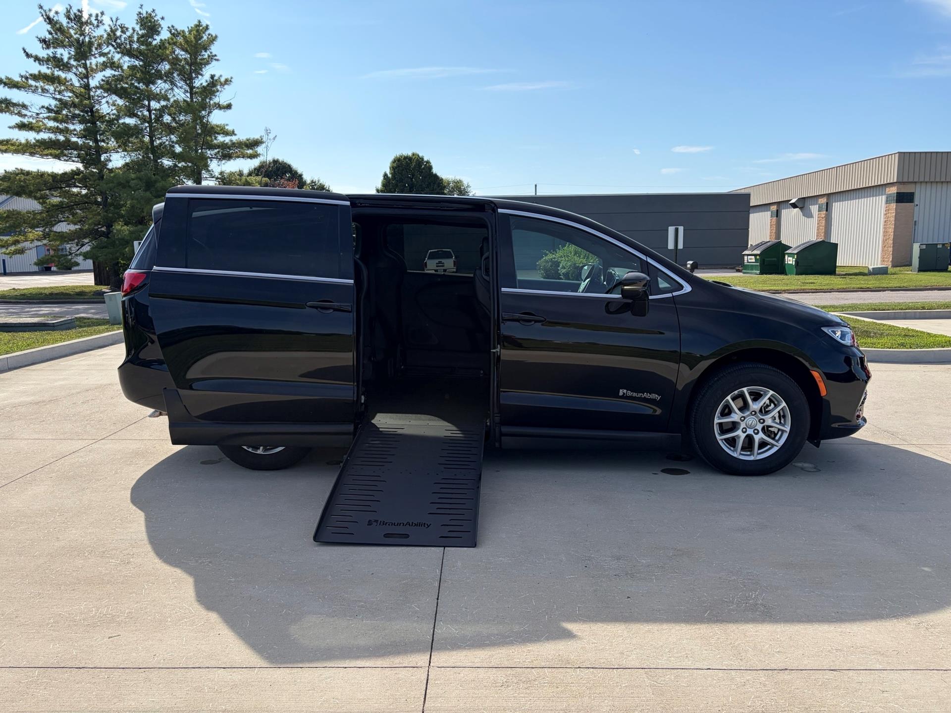 PRE OWNED 2025 Chrysler Pacifica Select