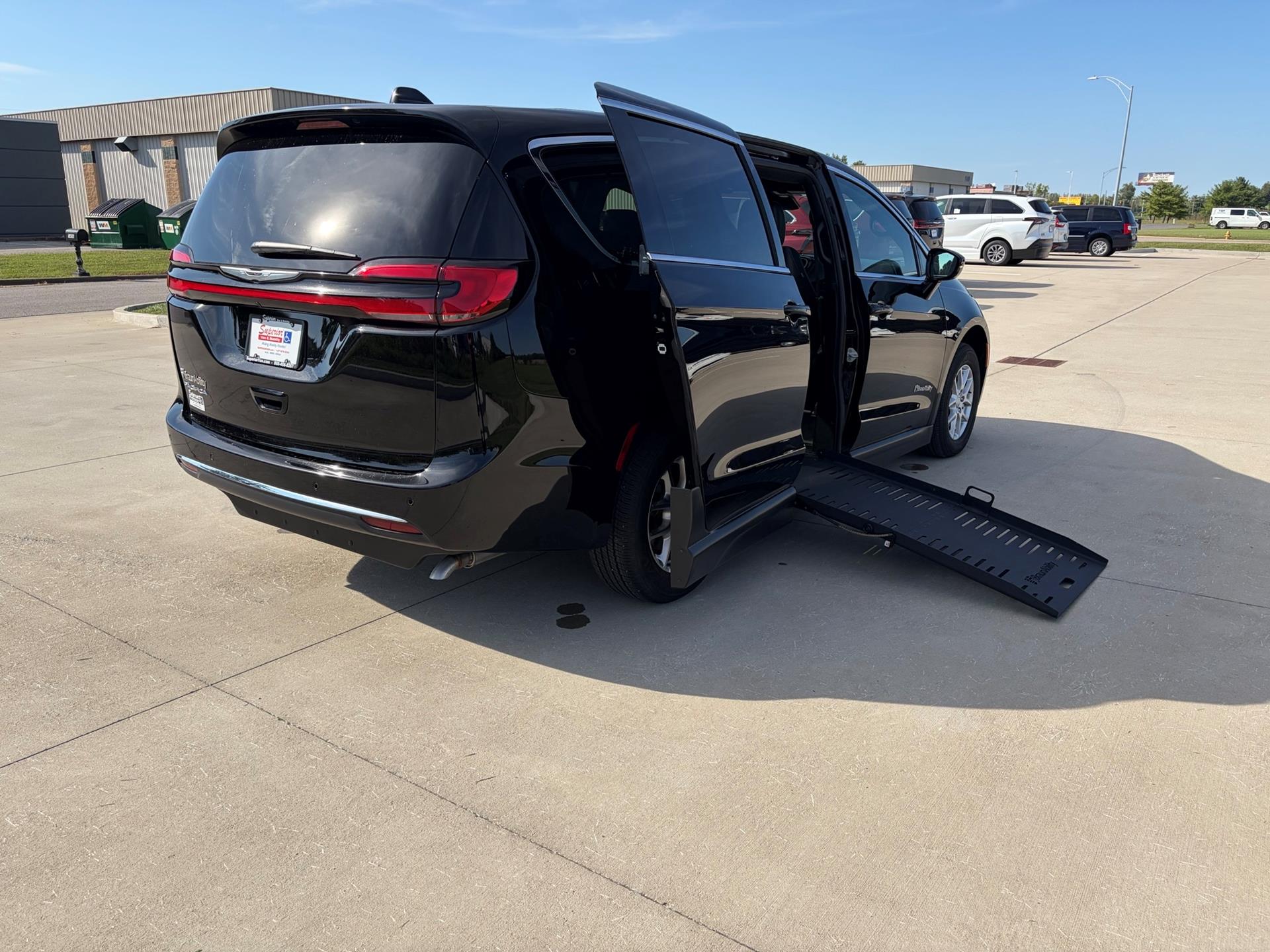 PRE OWNED 2025 Chrysler Pacifica Select