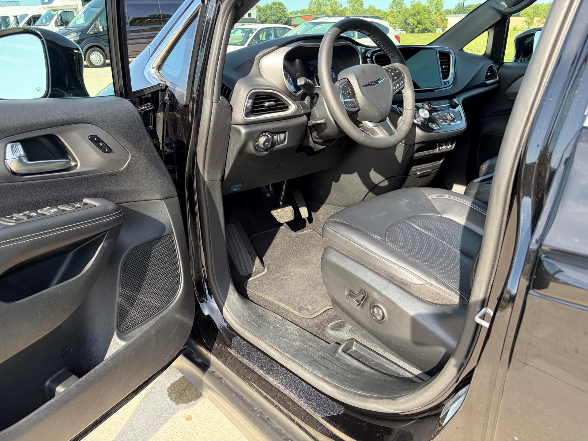 PRE OWNED 2025 Chrysler Pacifica Select