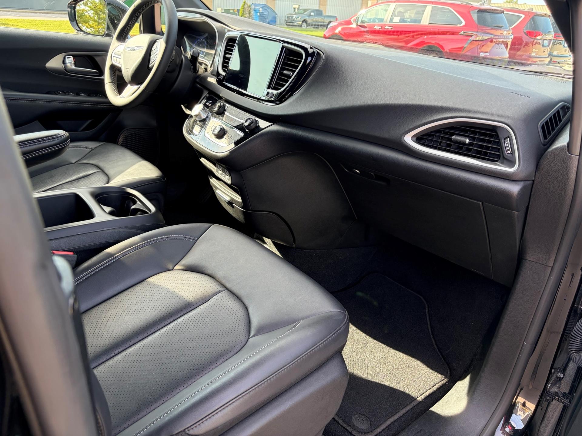 PRE OWNED 2025 Chrysler Pacifica Select