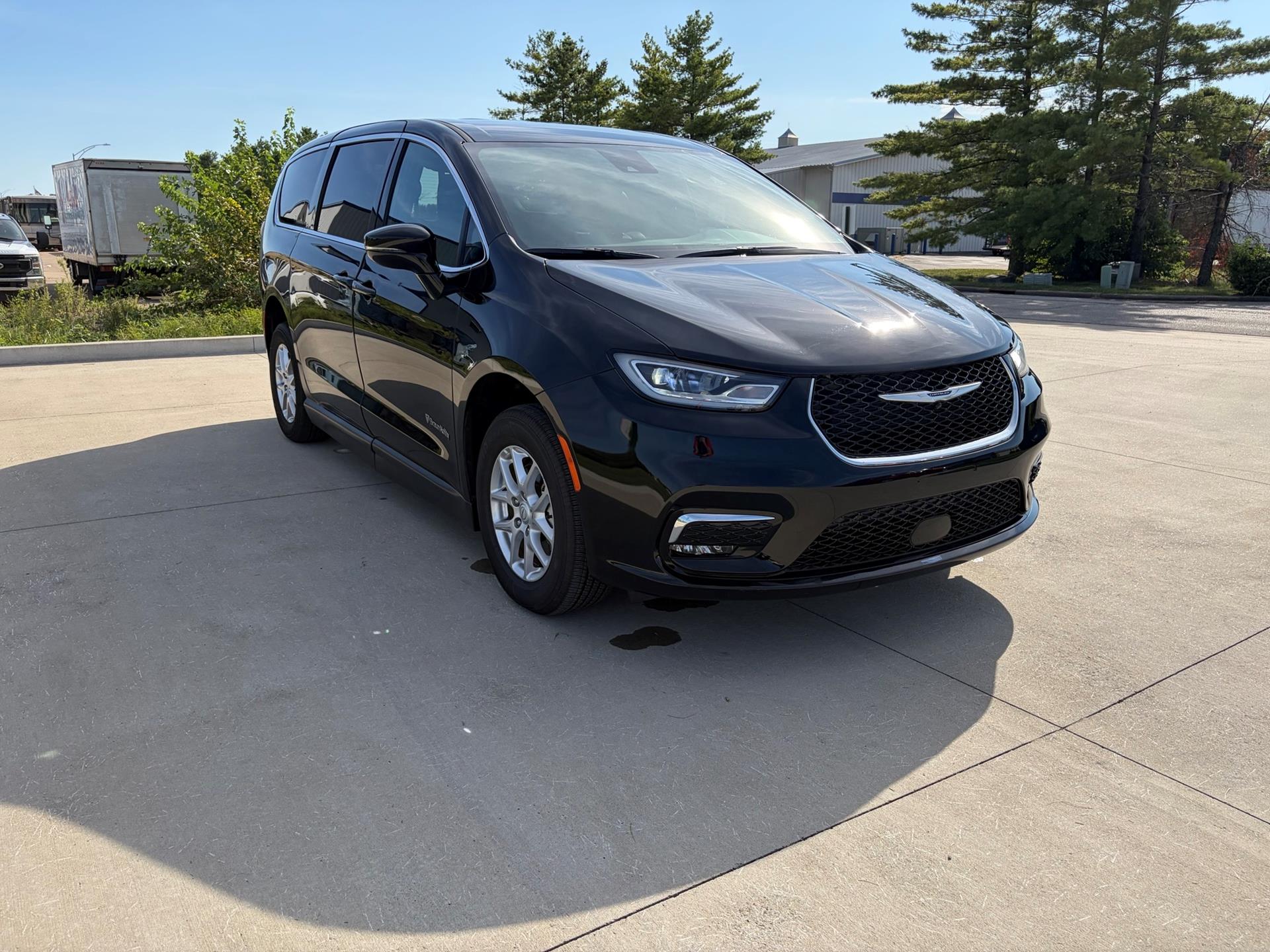 PRE OWNED 2025 Chrysler Pacifica Select
