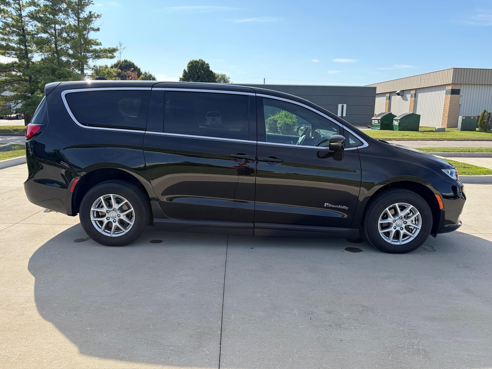 PRE OWNED 2025 Chrysler Pacifica Select