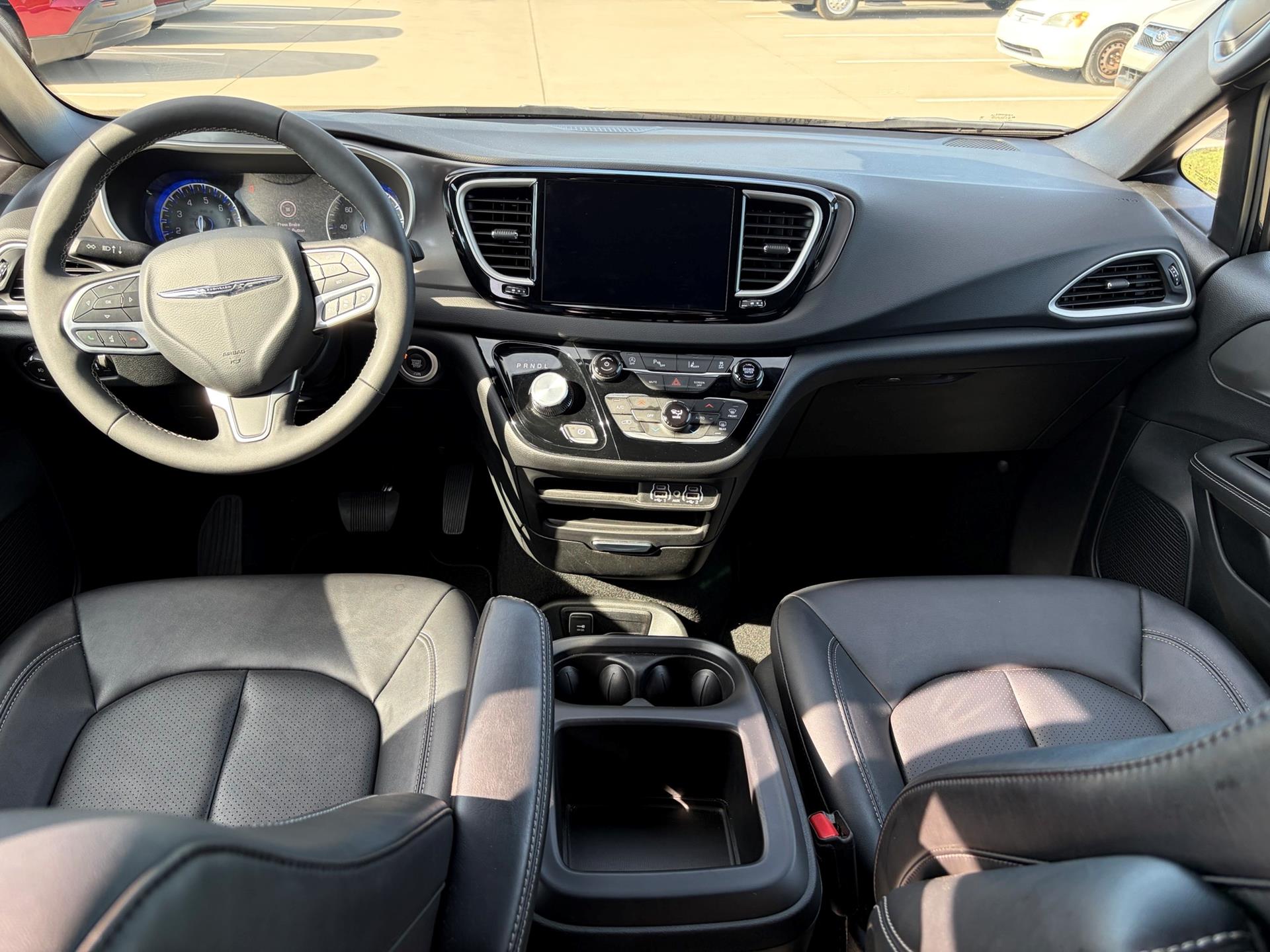 PRE OWNED 2025 Chrysler Pacifica Select