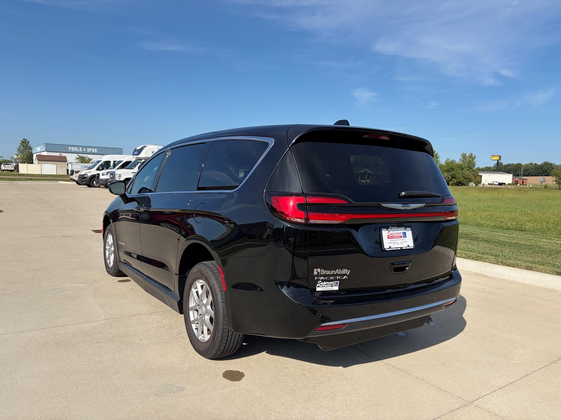 PRE OWNED 2025 Chrysler Pacifica Select