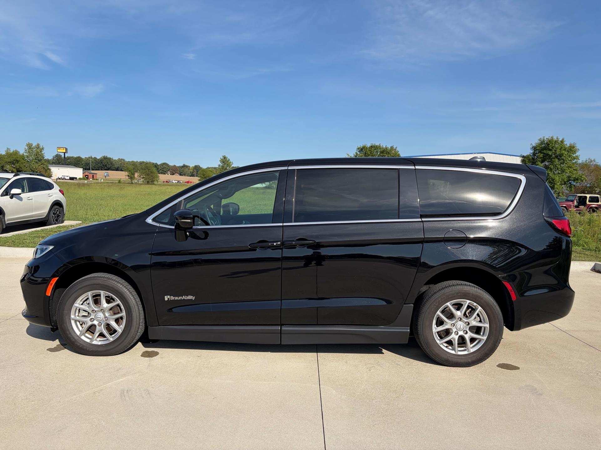 PRE OWNED 2025 Chrysler Pacifica Select