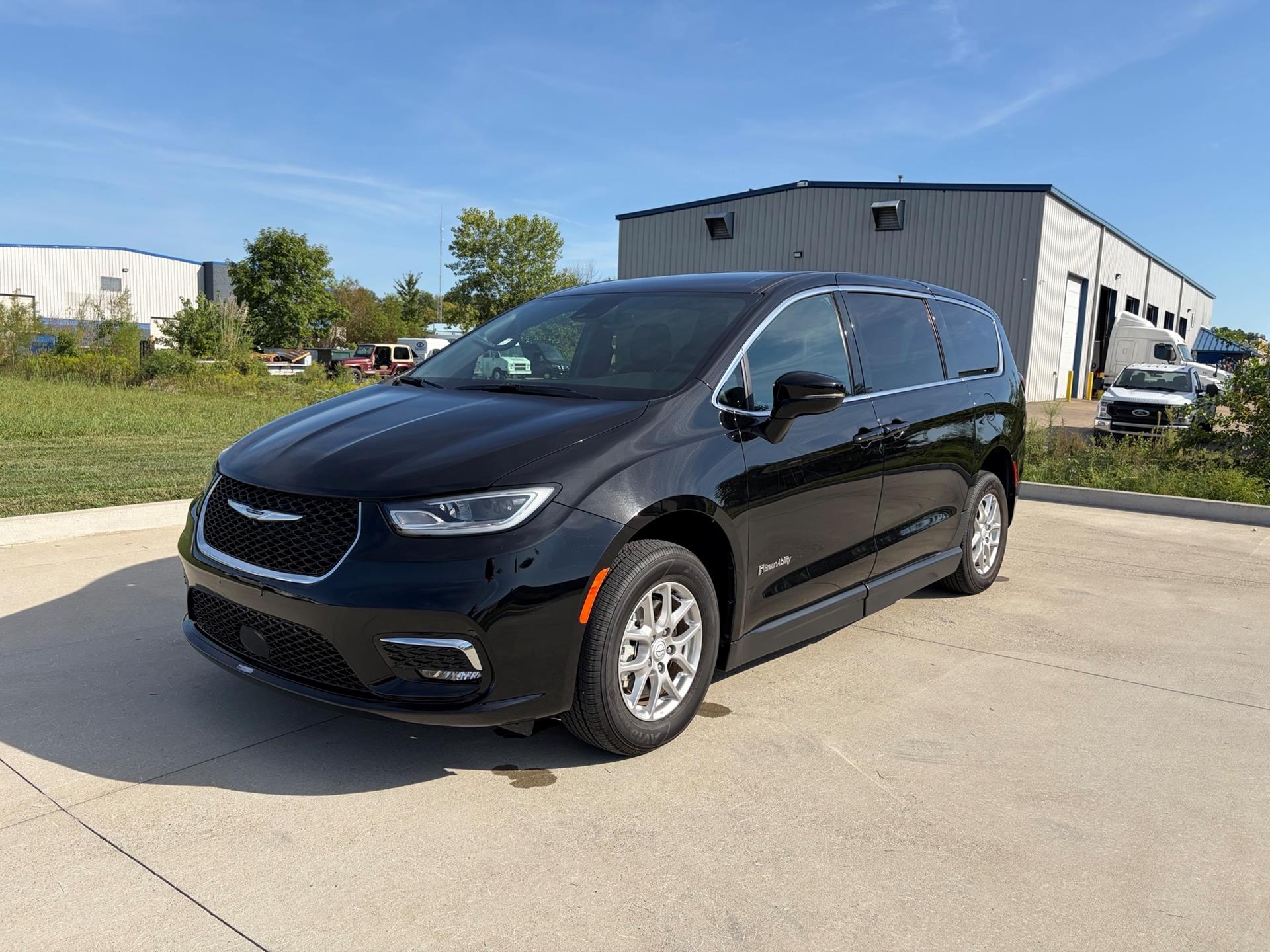 PRE OWNED 2025 Chrysler Pacifica Select