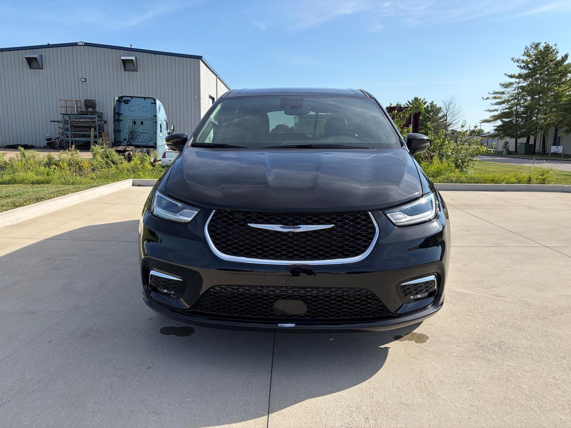 PRE OWNED 2025 Chrysler Pacifica Select