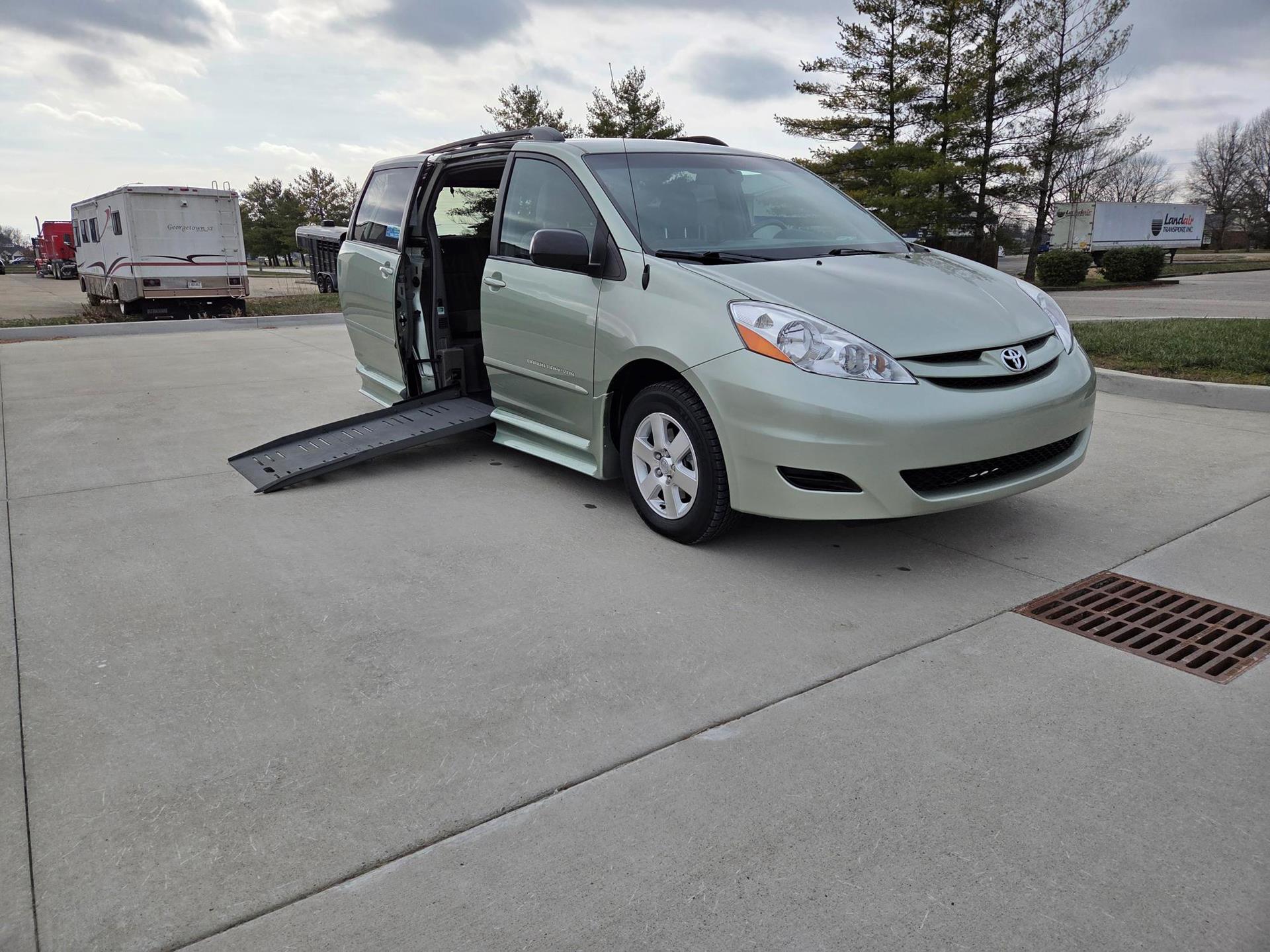 2010 Toyota Sienna LE's photo