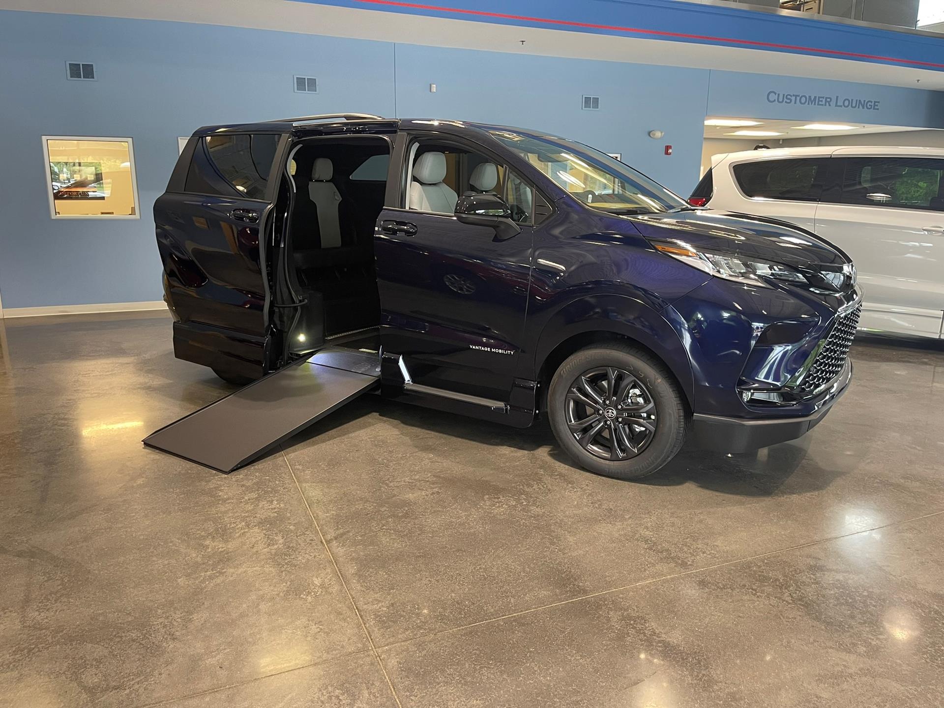 2025 Toyota Sienna XSE's photo