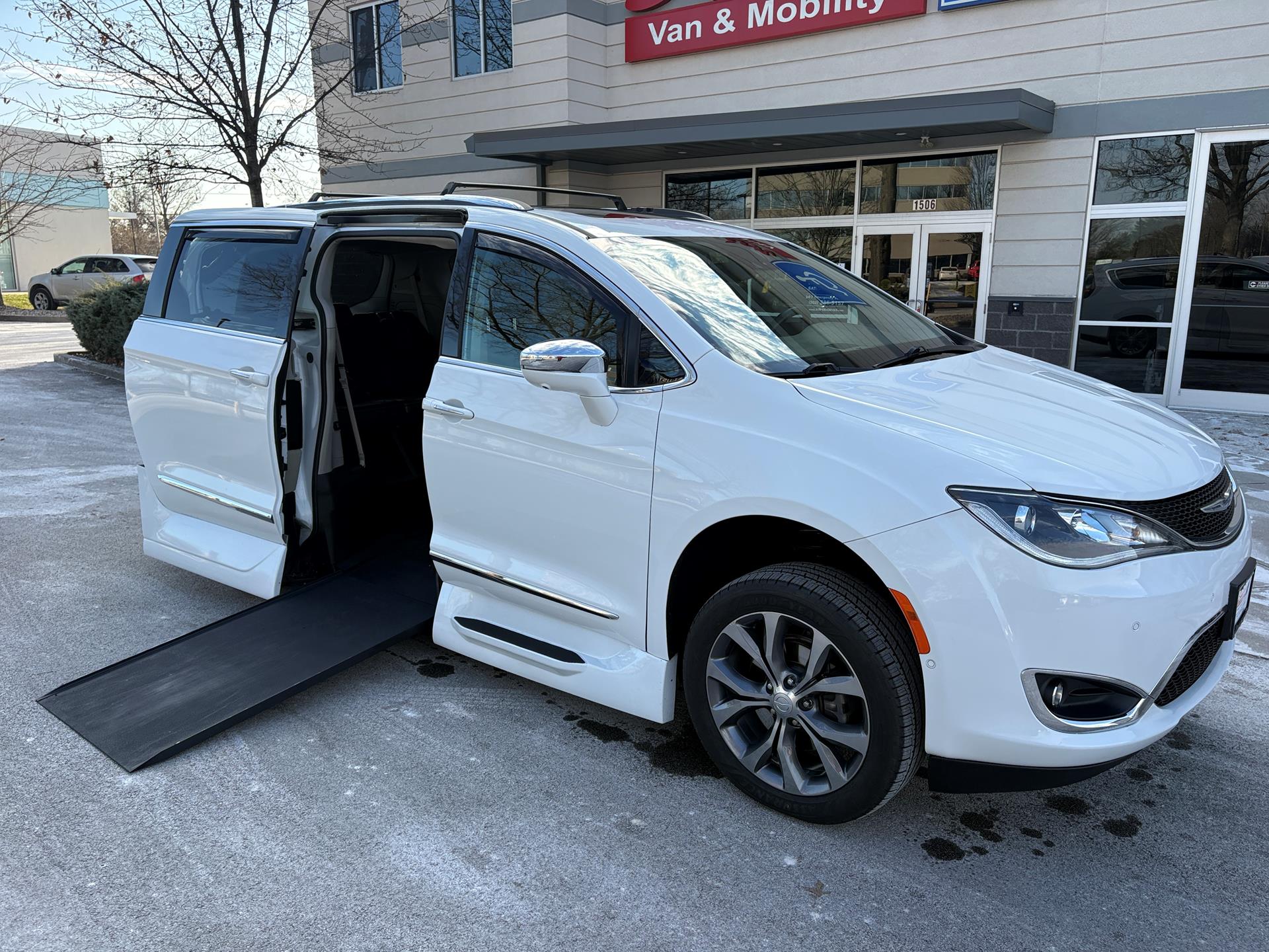 2018 Chrysler Pacifica Limited's photo