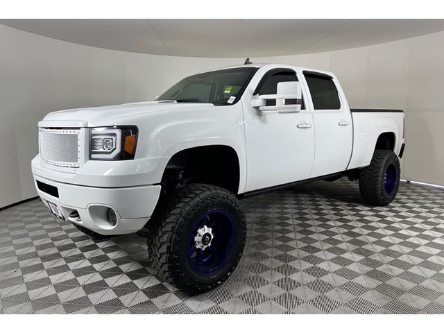 White 2011 GMC Sierra 2500HD SLT Crew Cab 4WD Pickup Truck Four-Wheel Drive 6-Speed Automatic