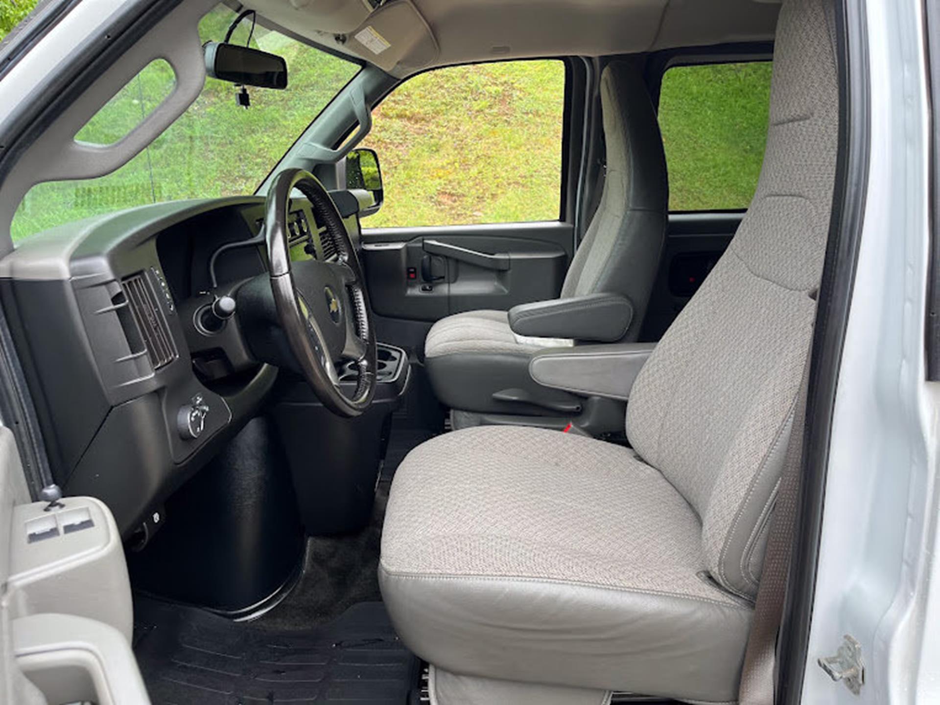 2018 Chevrolet Express Passenger LT - Photo 7