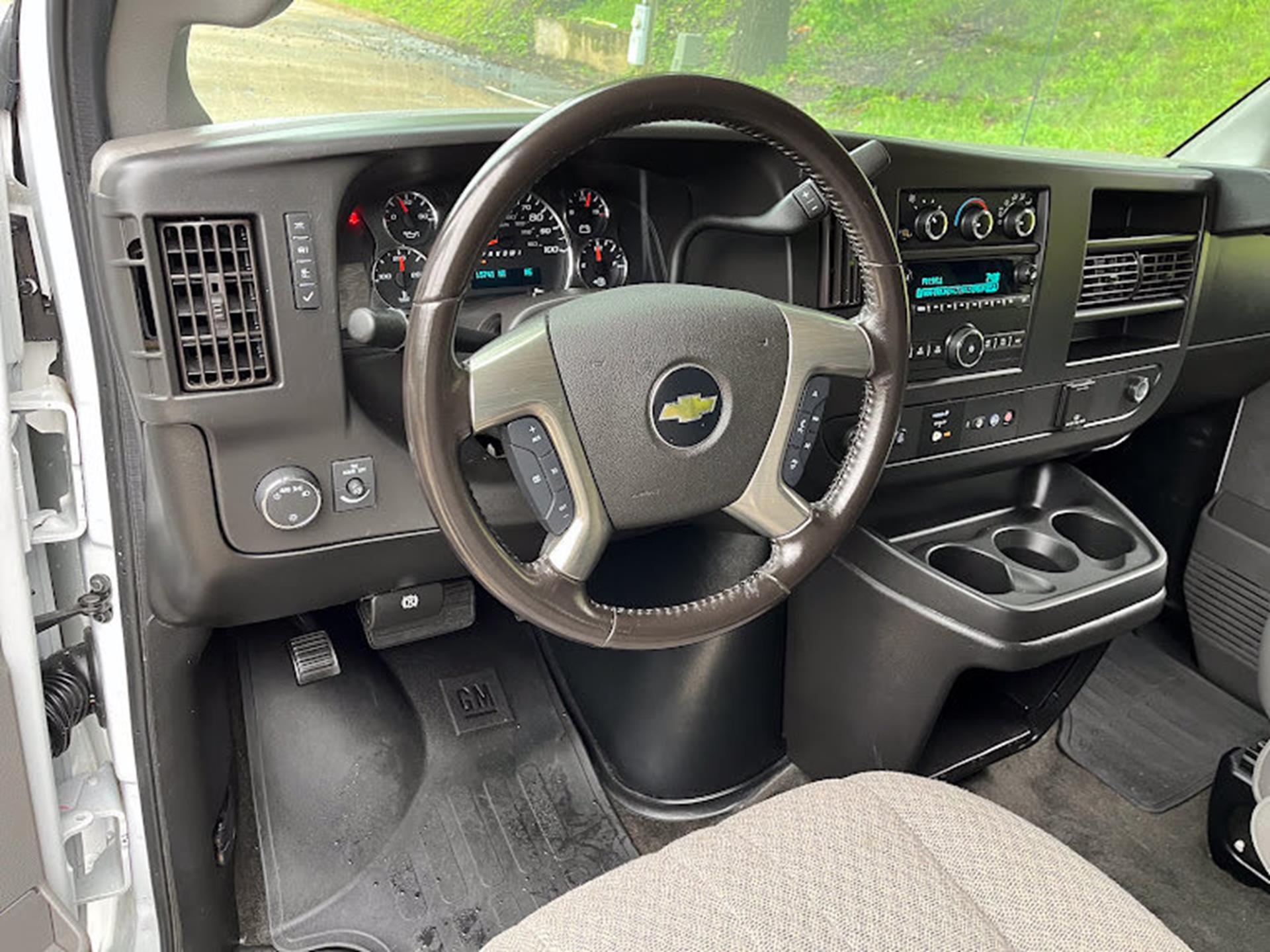 2018 Chevrolet Express Passenger LT - Photo 9