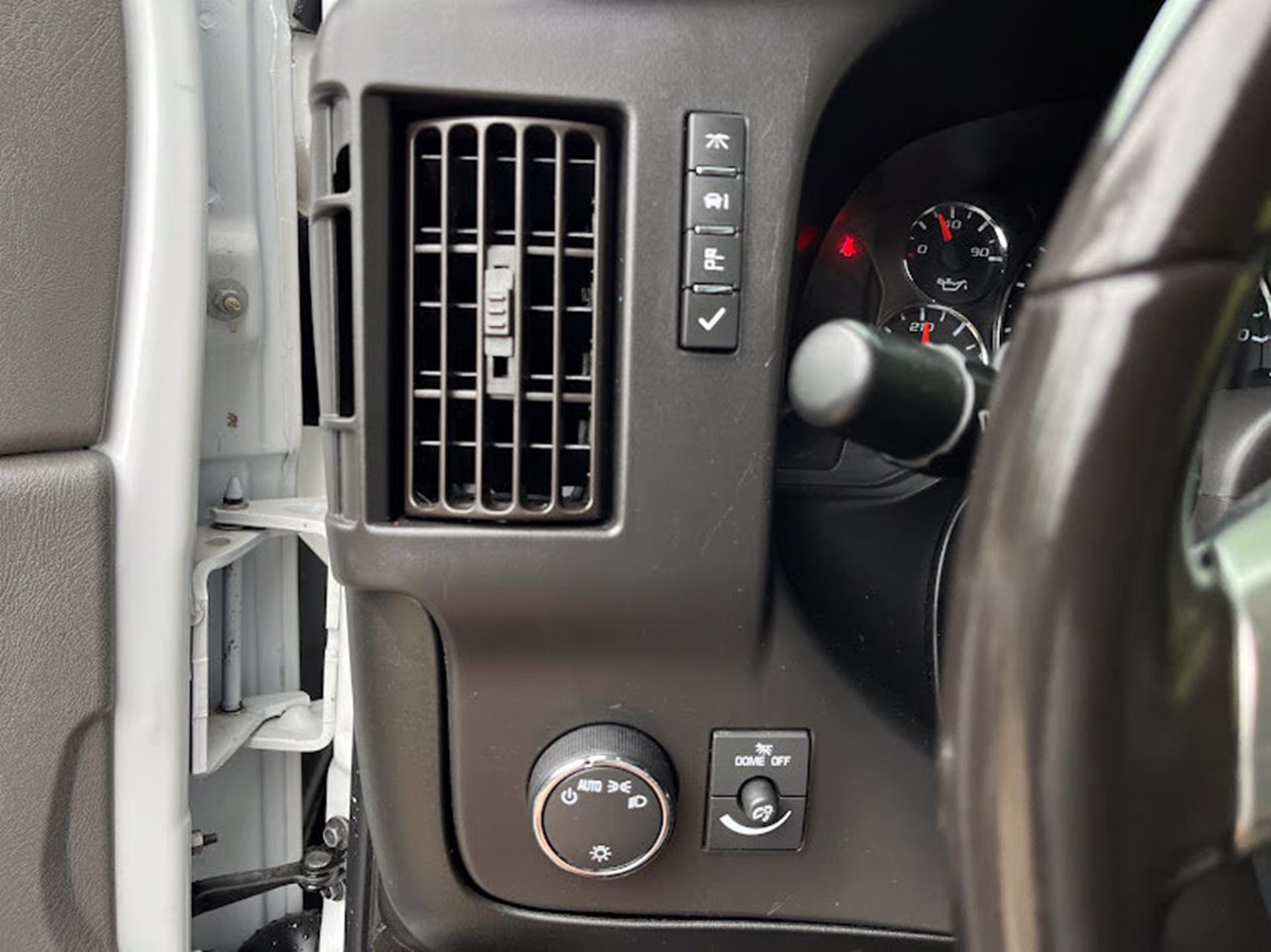 2018 Chevrolet Express Passenger LT - Photo 10