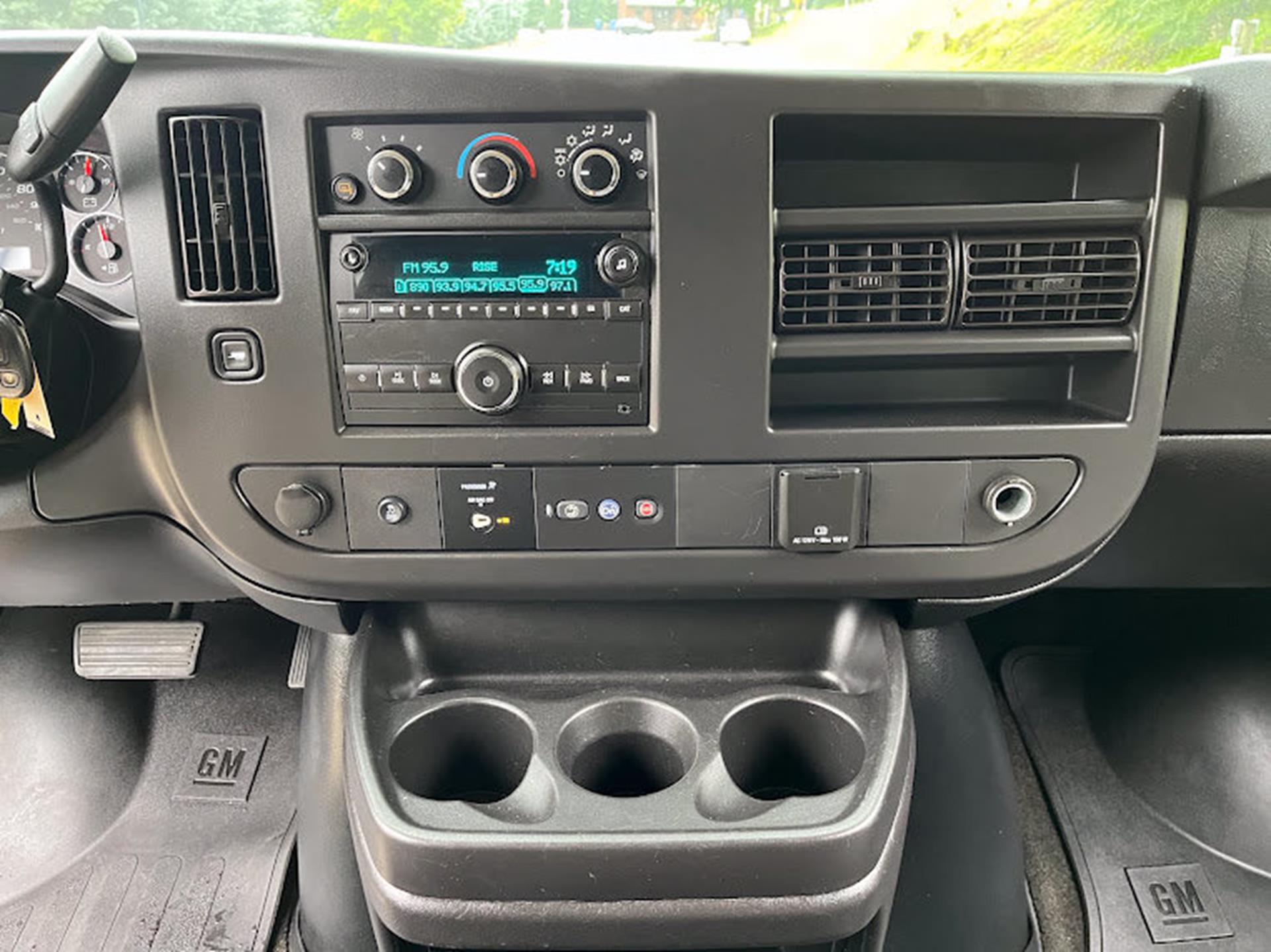 2018 Chevrolet Express Passenger LT - Photo 16