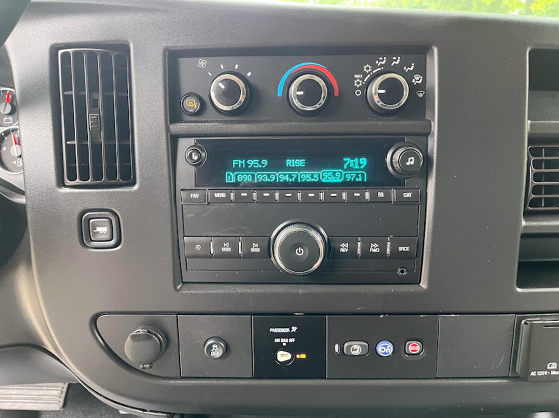 2018 Chevrolet Express Passenger LT - Photo 18