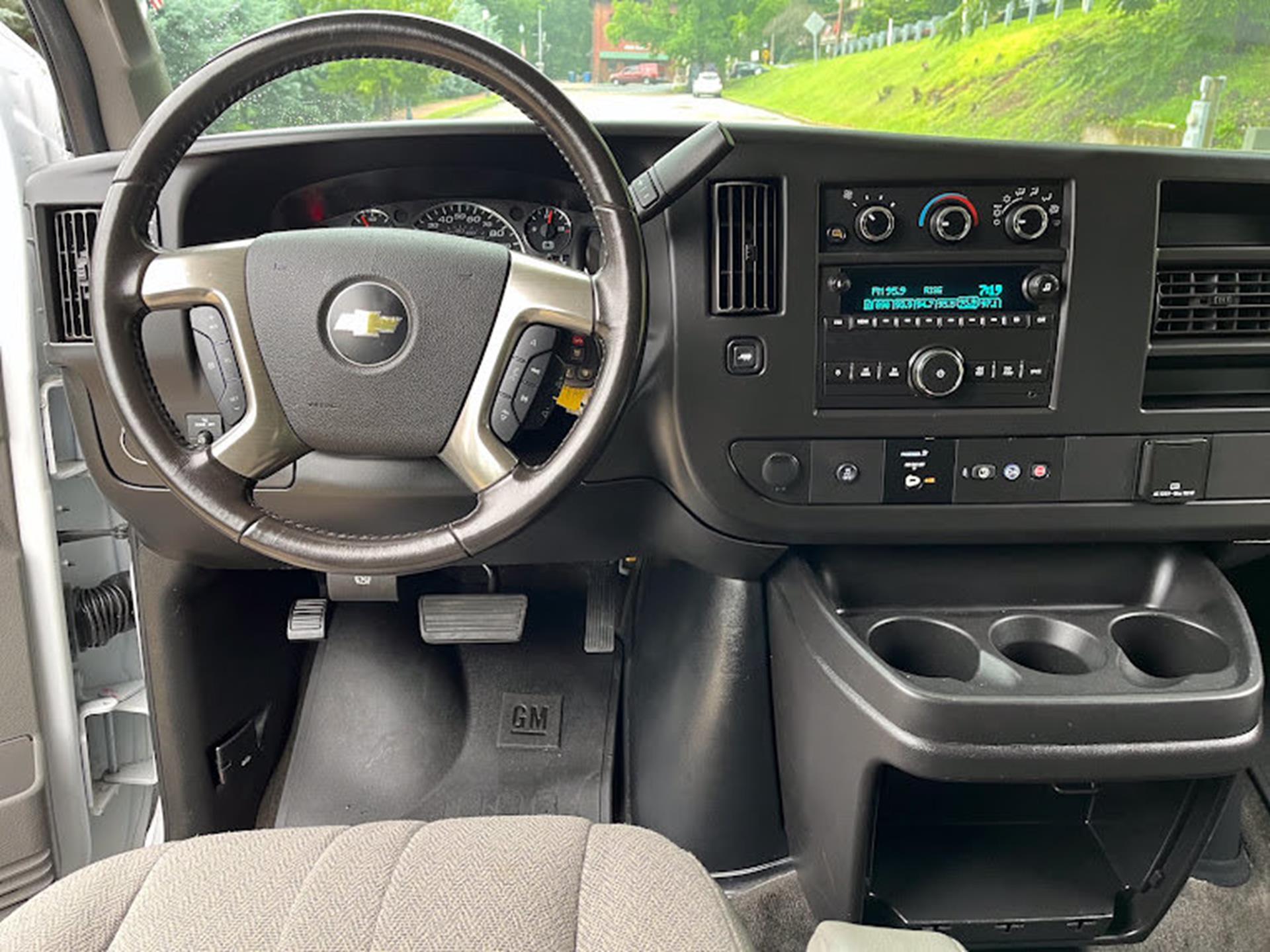 2018 Chevrolet Express Passenger LT - Photo 19