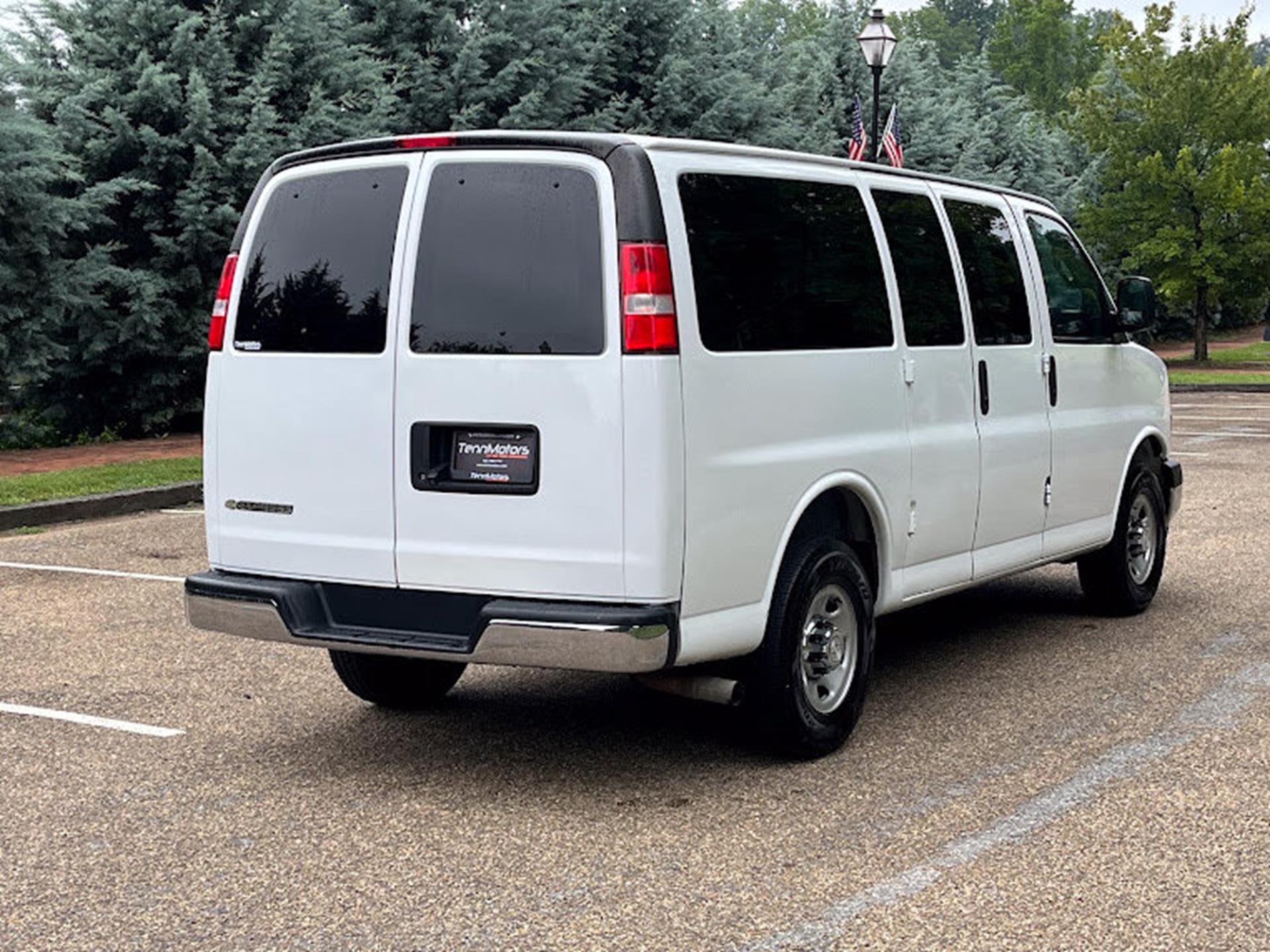 2018 Chevrolet Express Passenger LT - Photo 21