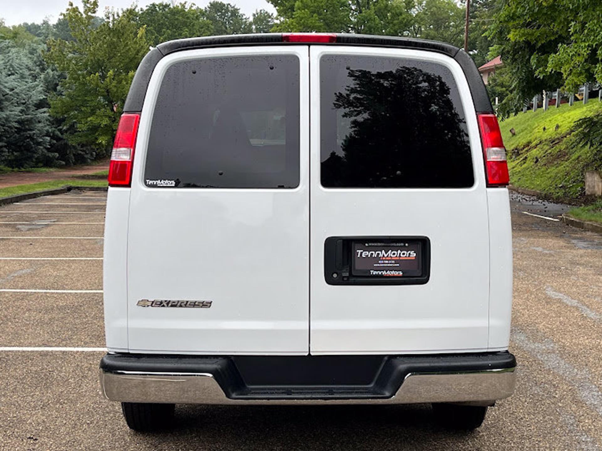 2018 Chevrolet Express Passenger LT - Photo 22