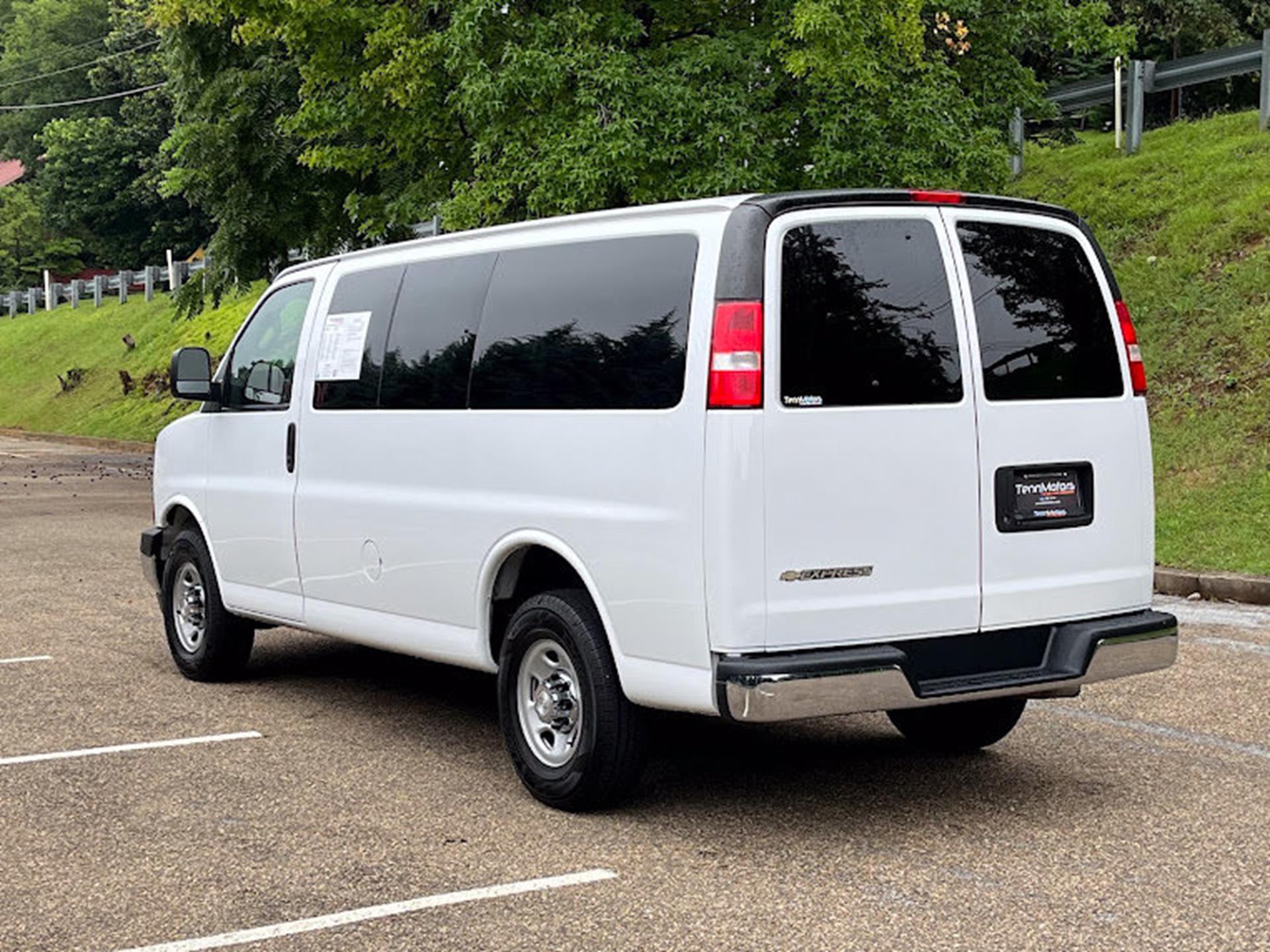 2018 Chevrolet Express Passenger LT - Photo 23