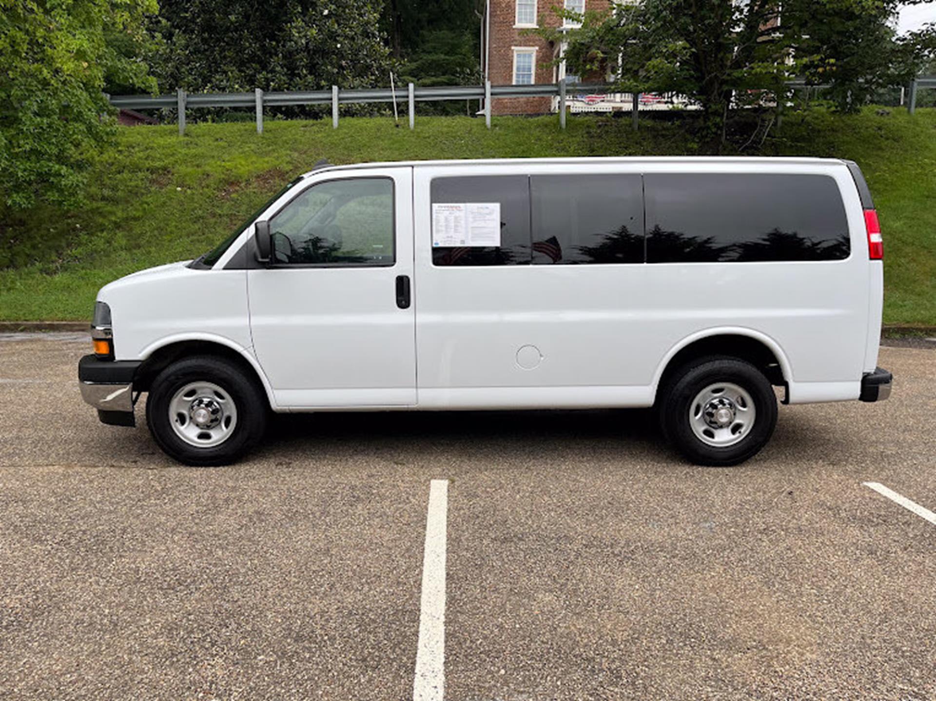 2018 Chevrolet Express Passenger LT - Photo 24