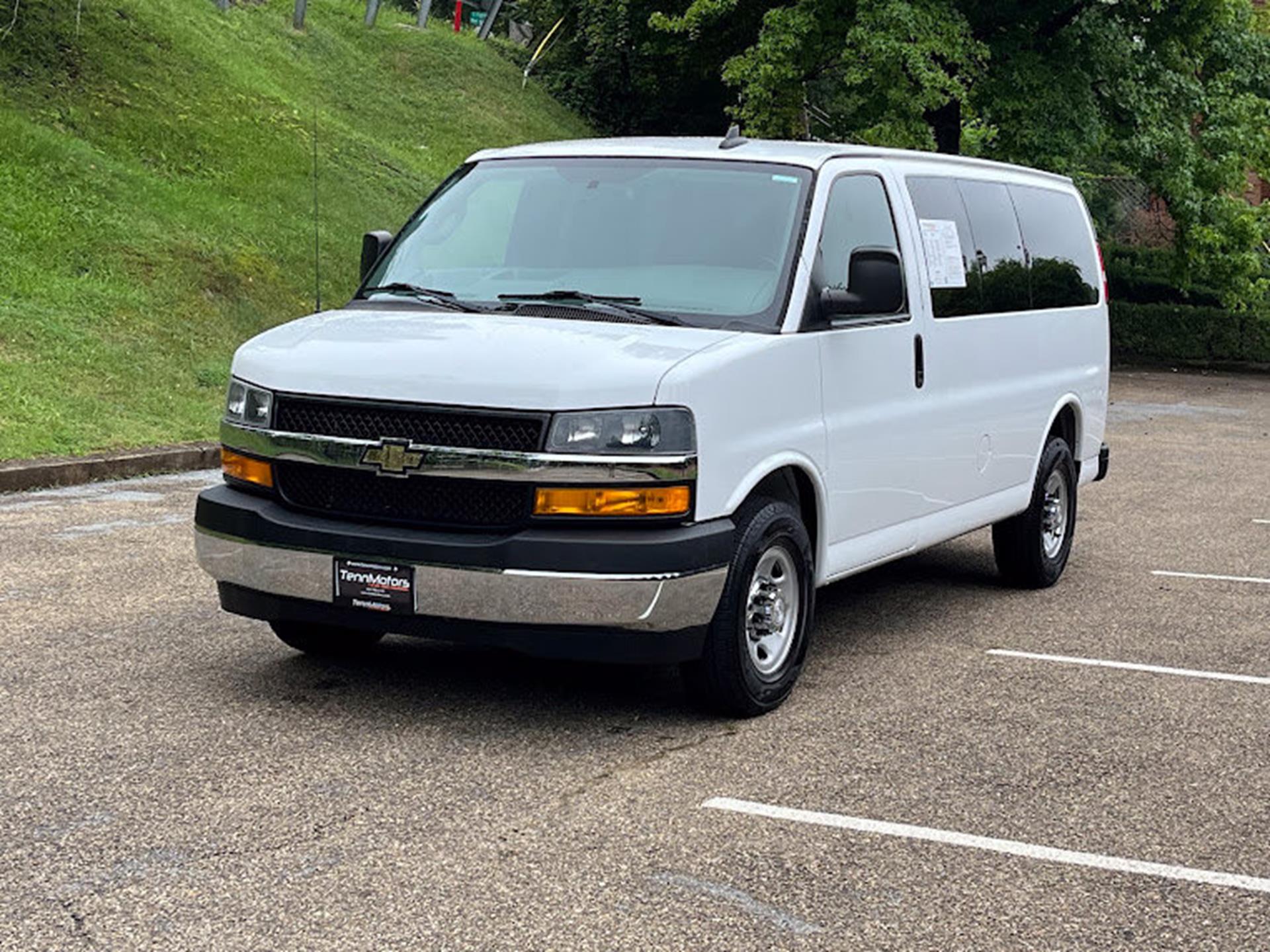 2018 Chevrolet Express Passenger LT - Photo 25