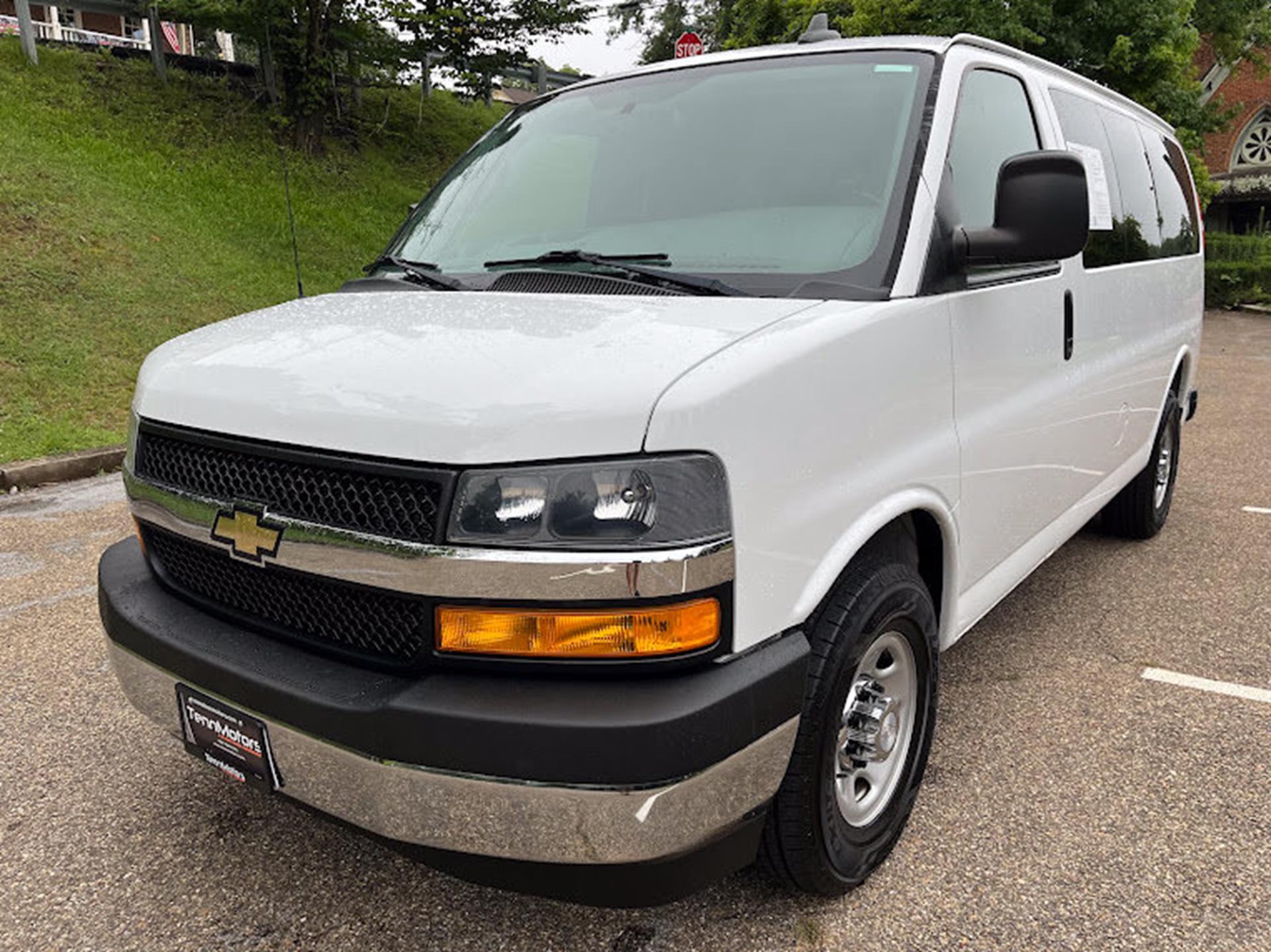 2018 Chevrolet Express Passenger LT - Photo 32