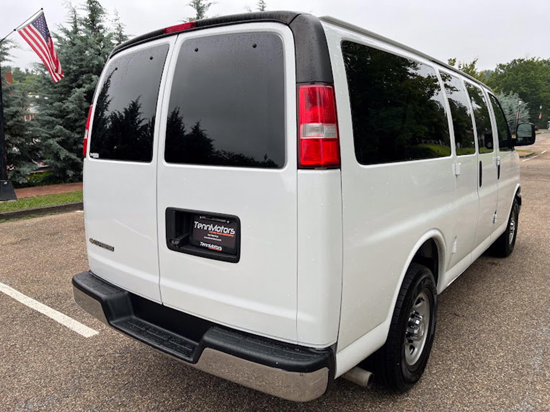 2018 Chevrolet Express Passenger LT - Photo 34