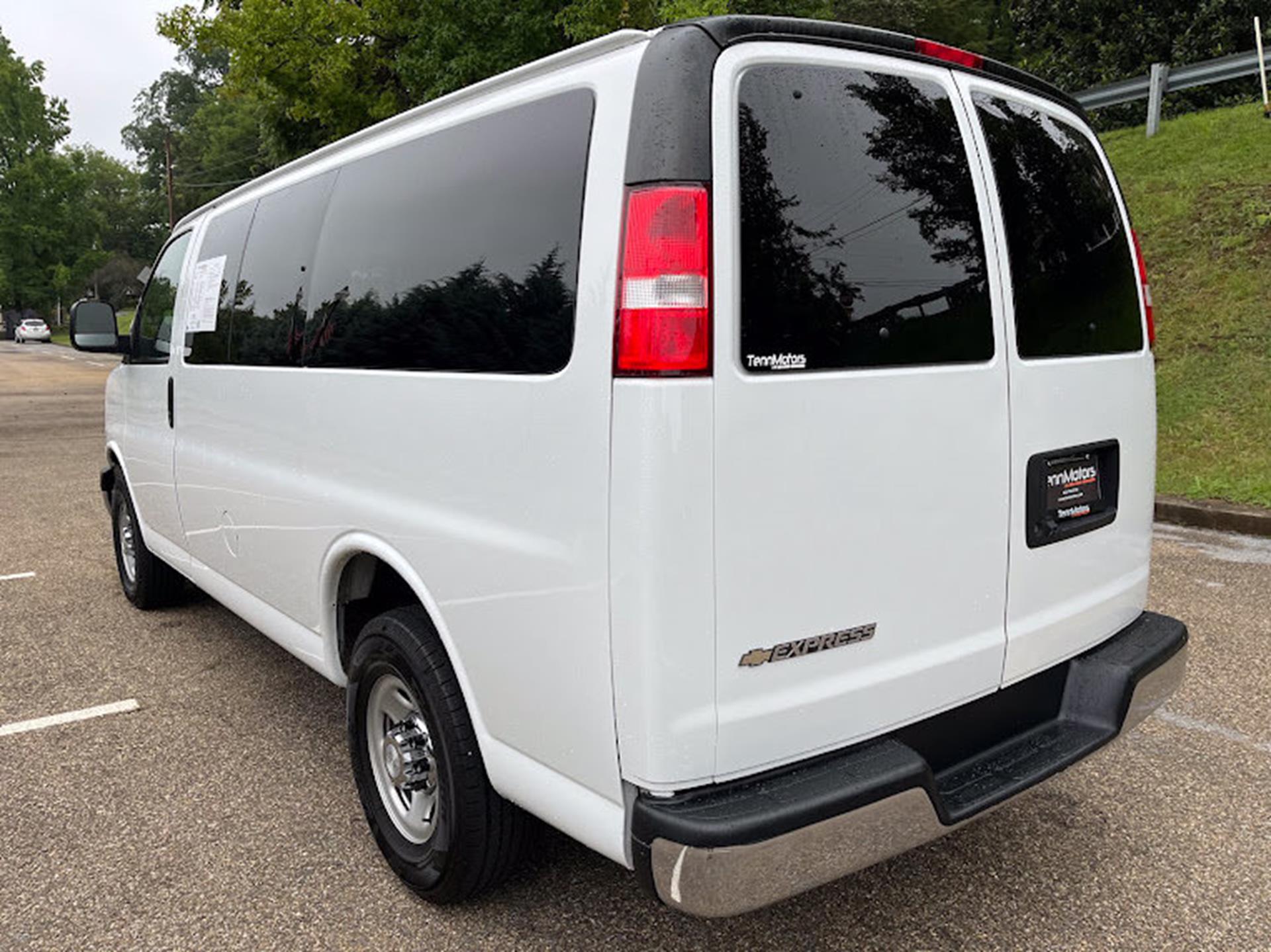 2018 Chevrolet Express Passenger LT - Photo 35