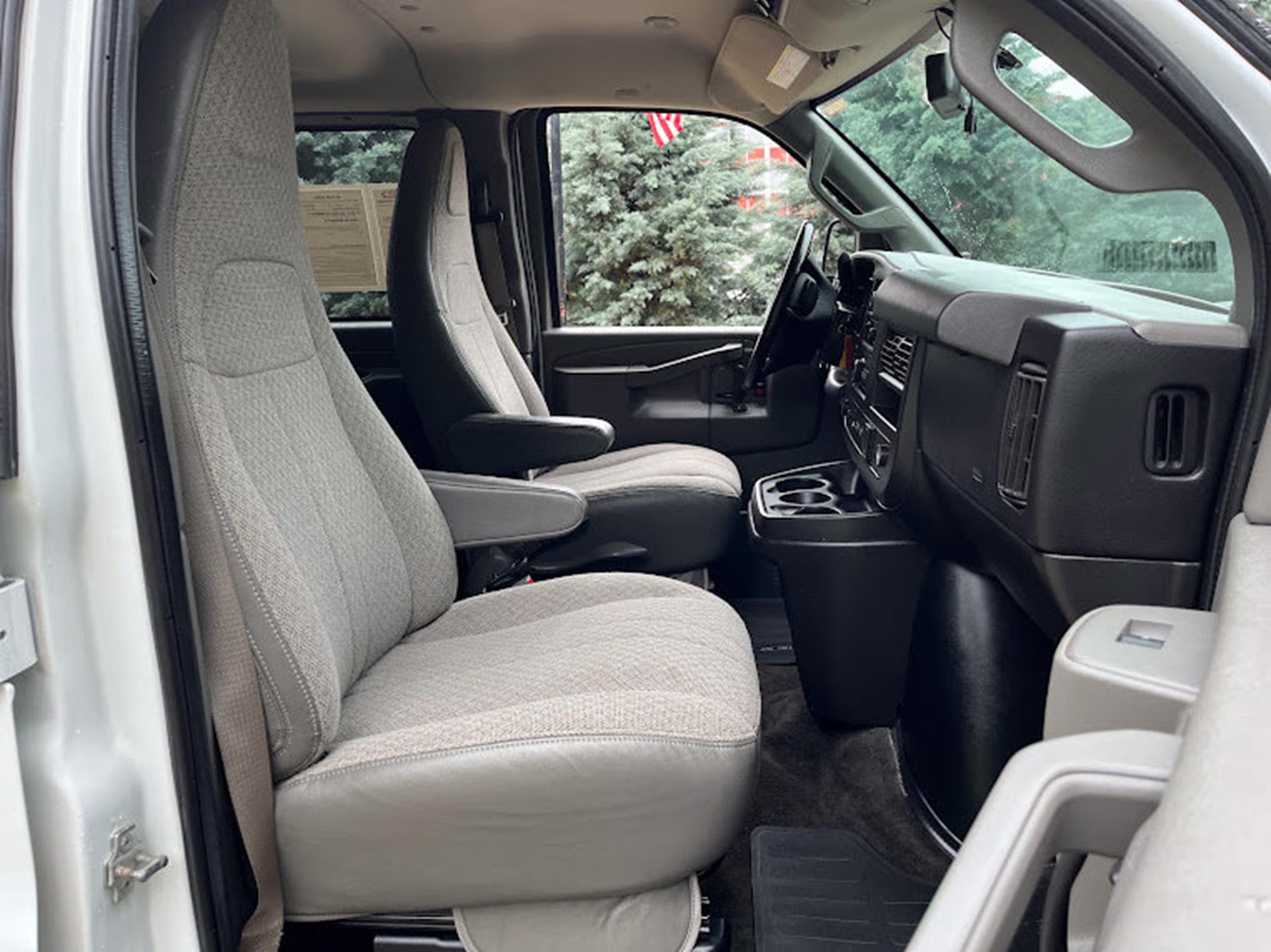 2018 Chevrolet Express Passenger LT - Photo 37