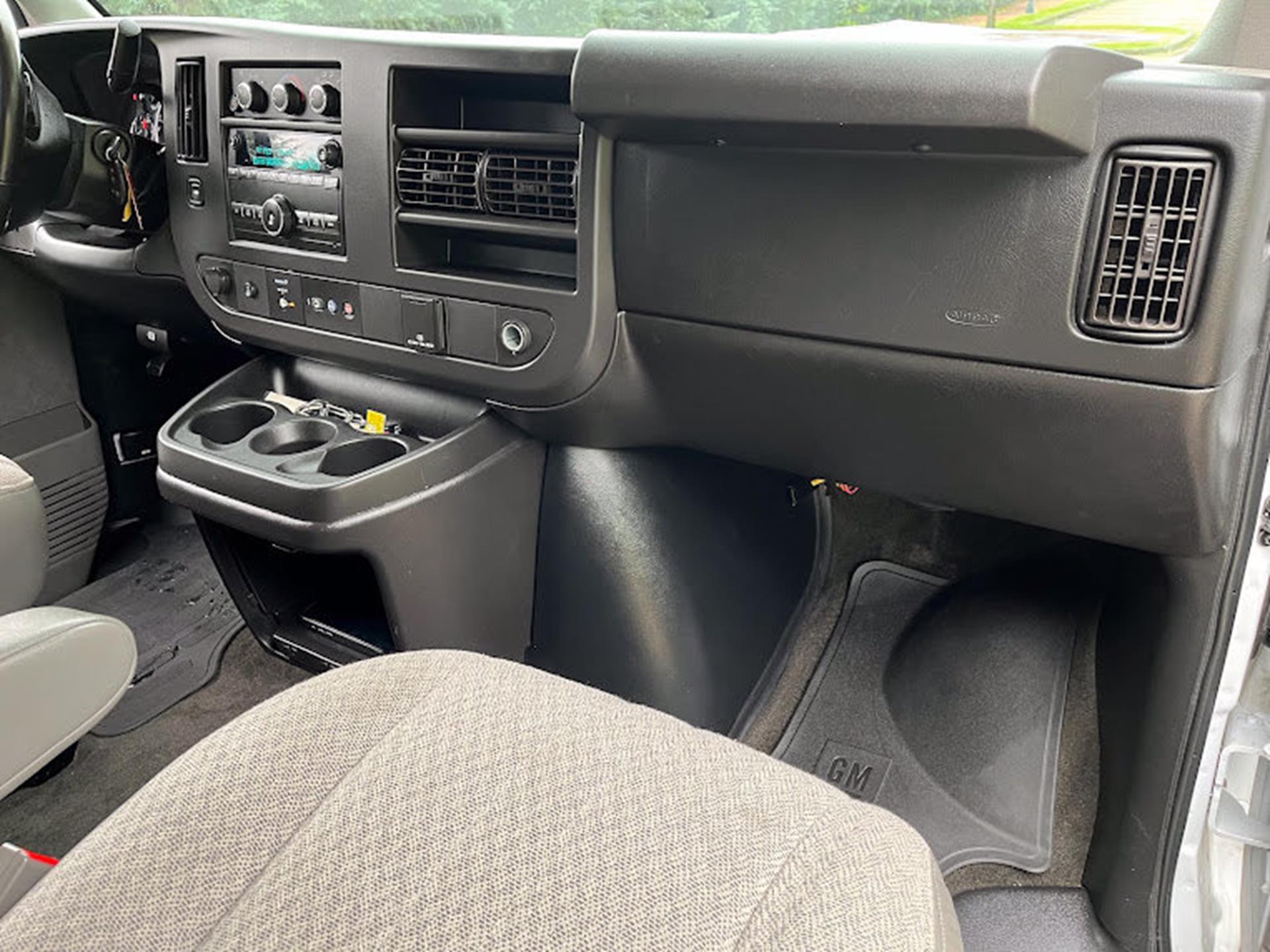 2018 Chevrolet Express Passenger LT - Photo 39