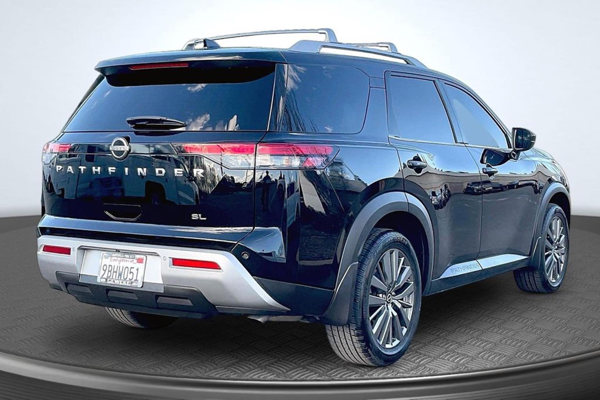 2022 Nissan Pathfinder SL