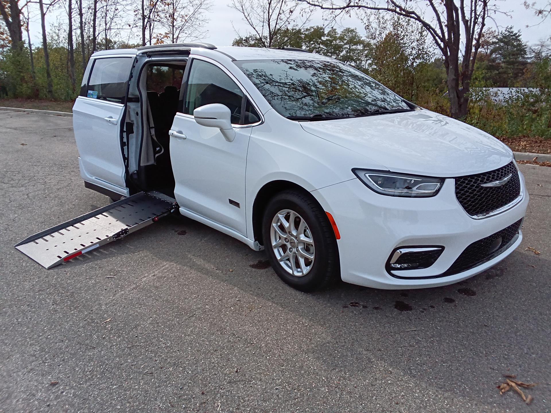 2022 Chrysler Pacifica Touring L's photo