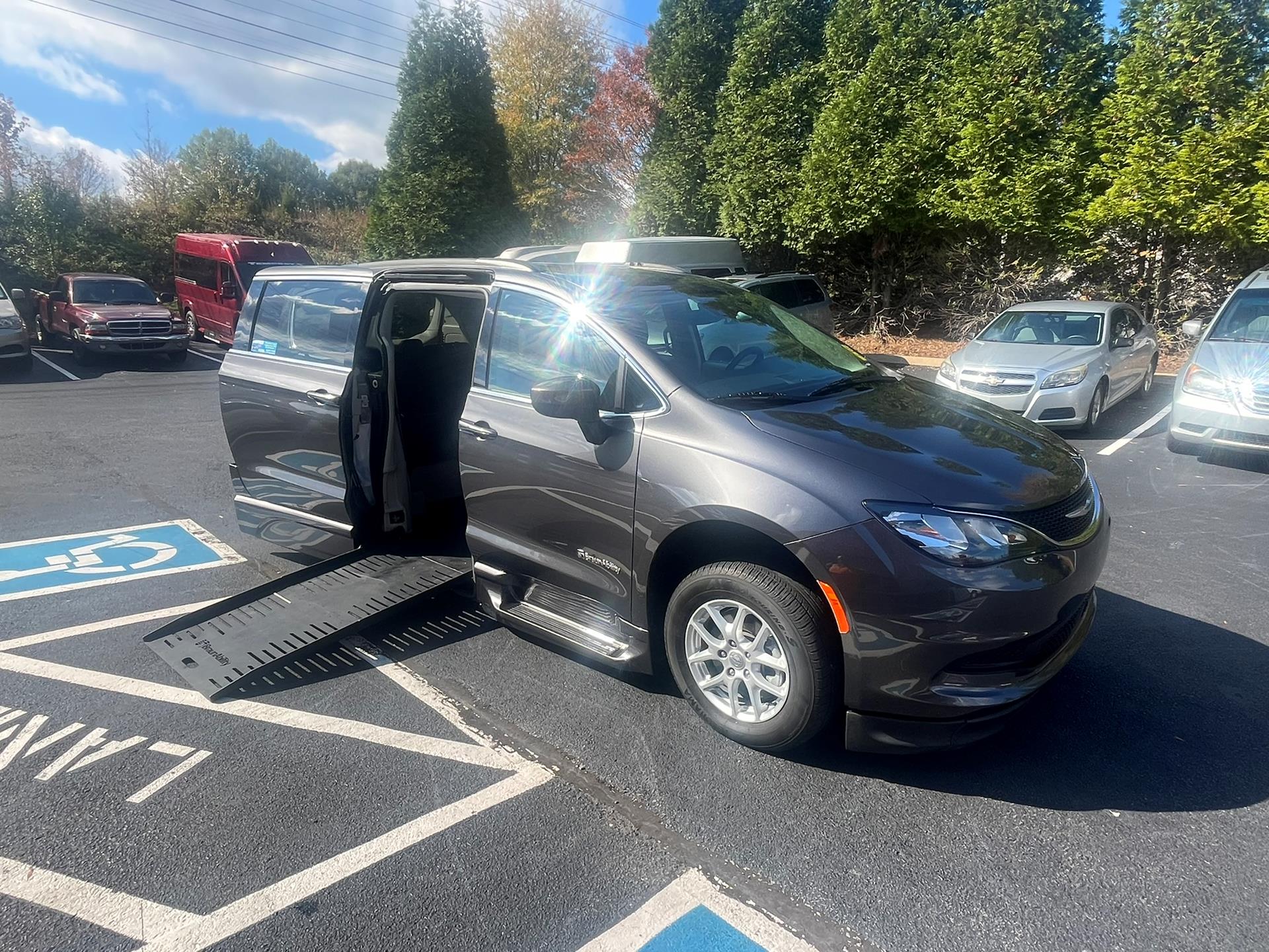 2021 Chrysler Voyager's photo