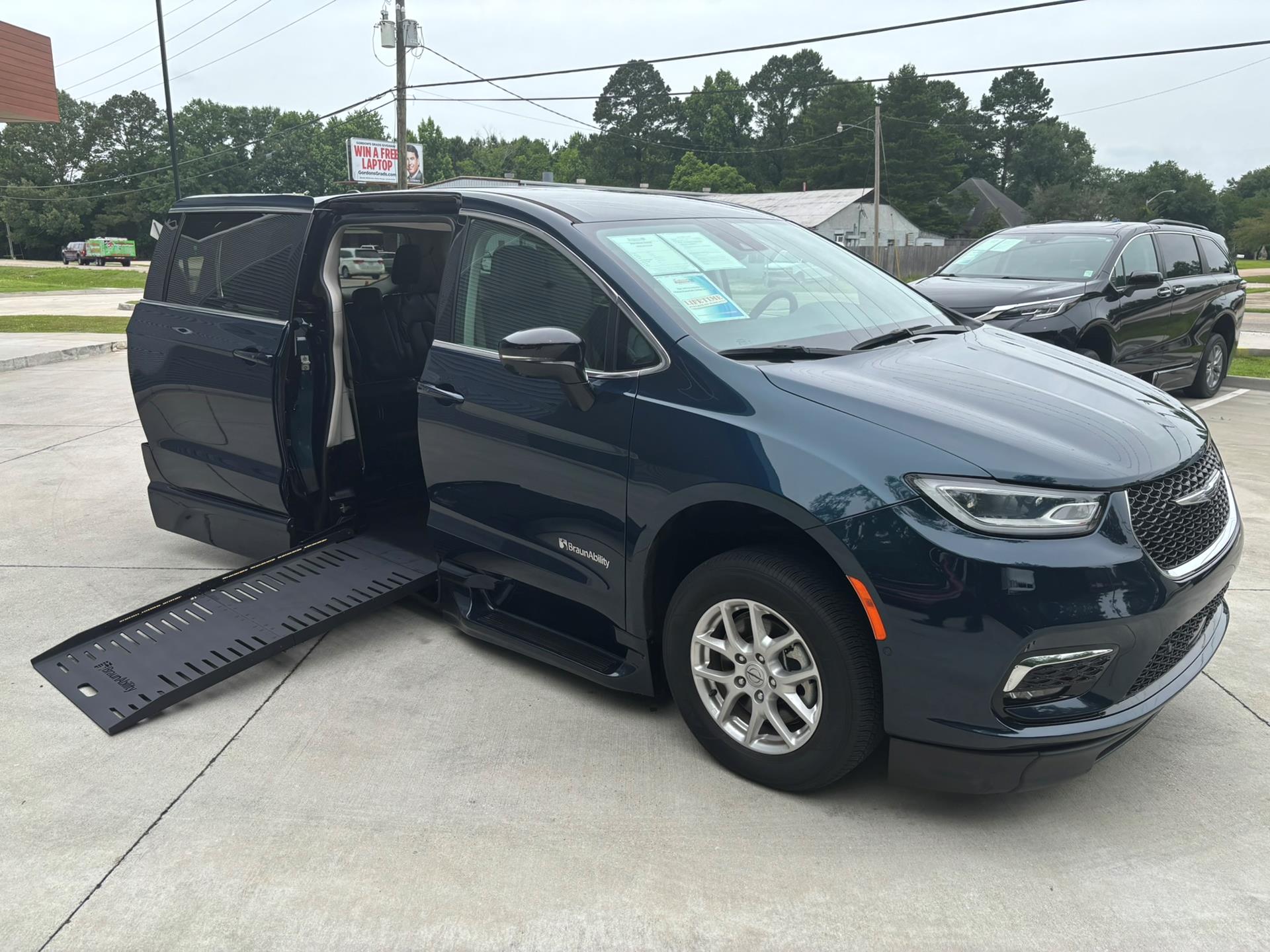 2024 Chrysler Pacifica Touring L's photo
