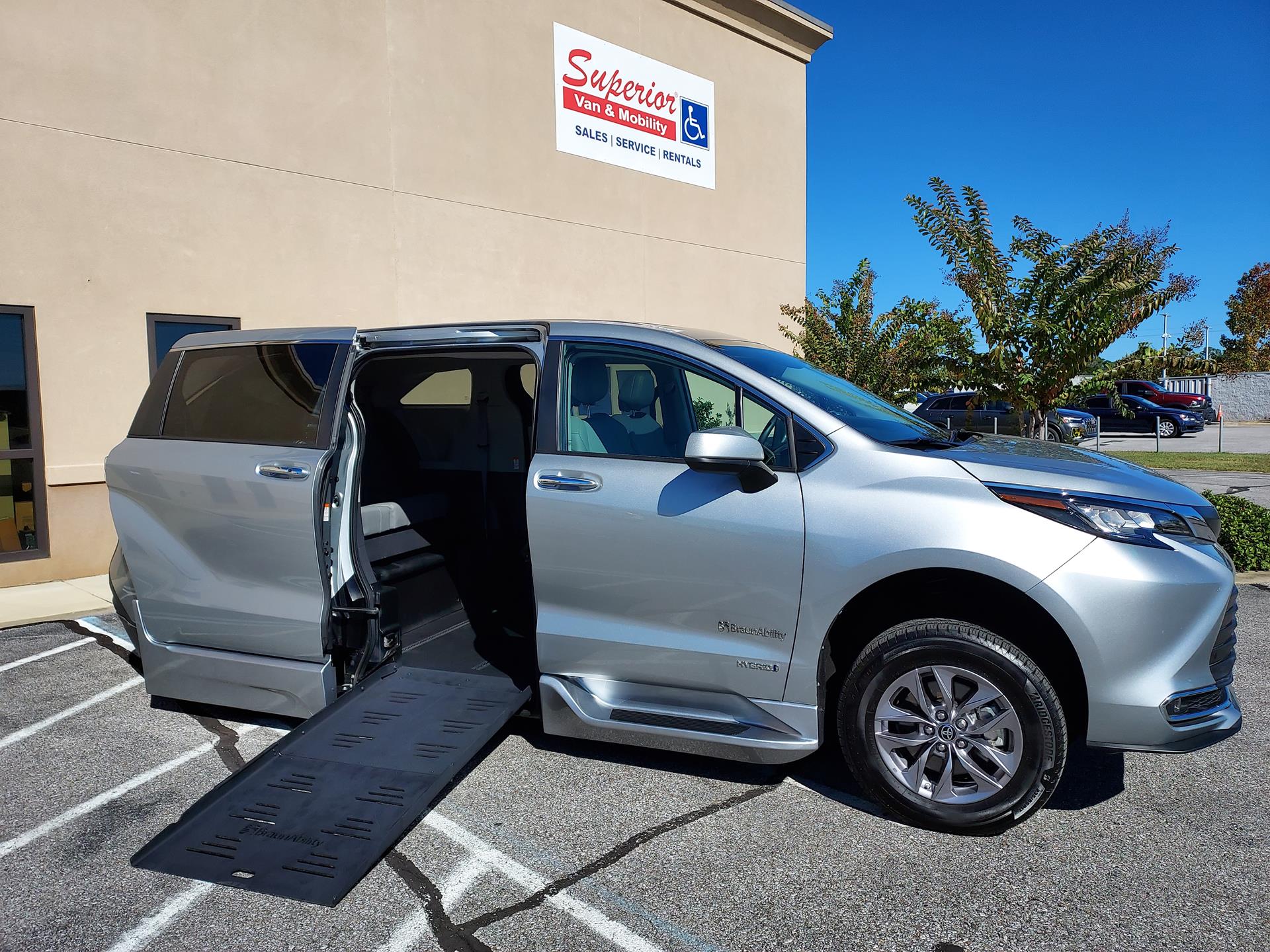 2021 Toyota Sienna XLE's photo