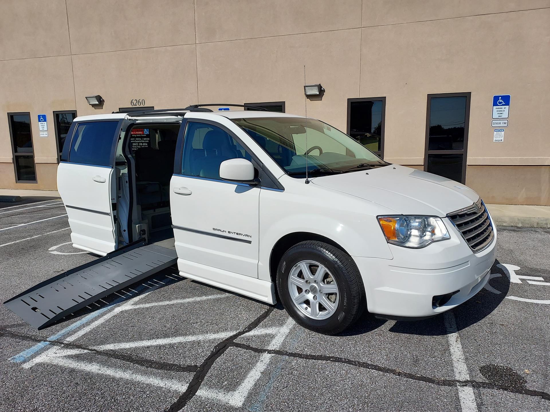 2010 Chrysler Town & Country Touring's photo
