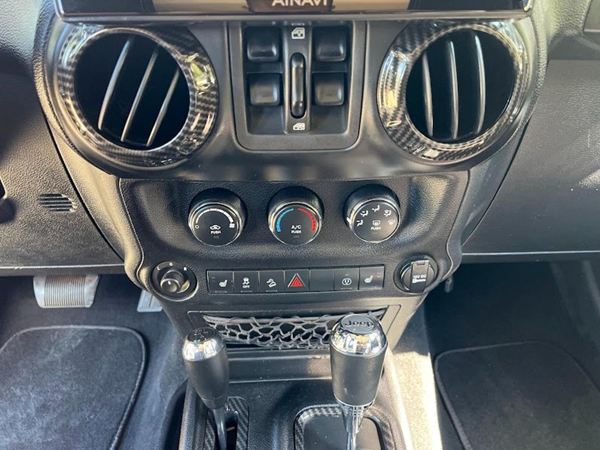 2014 Jeep Wrangler Unlimited Sahara photo 15