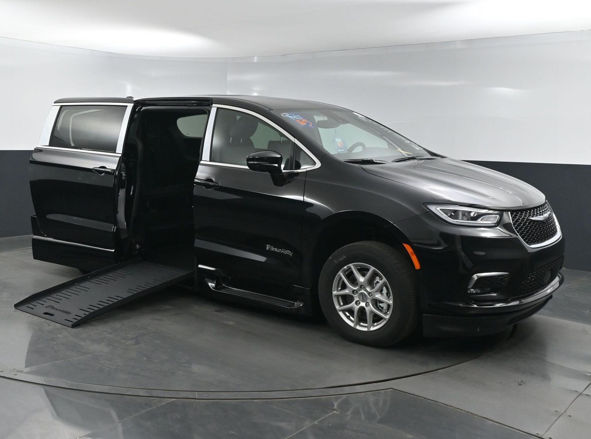 2025 Chrysler Pacifica Select's photo