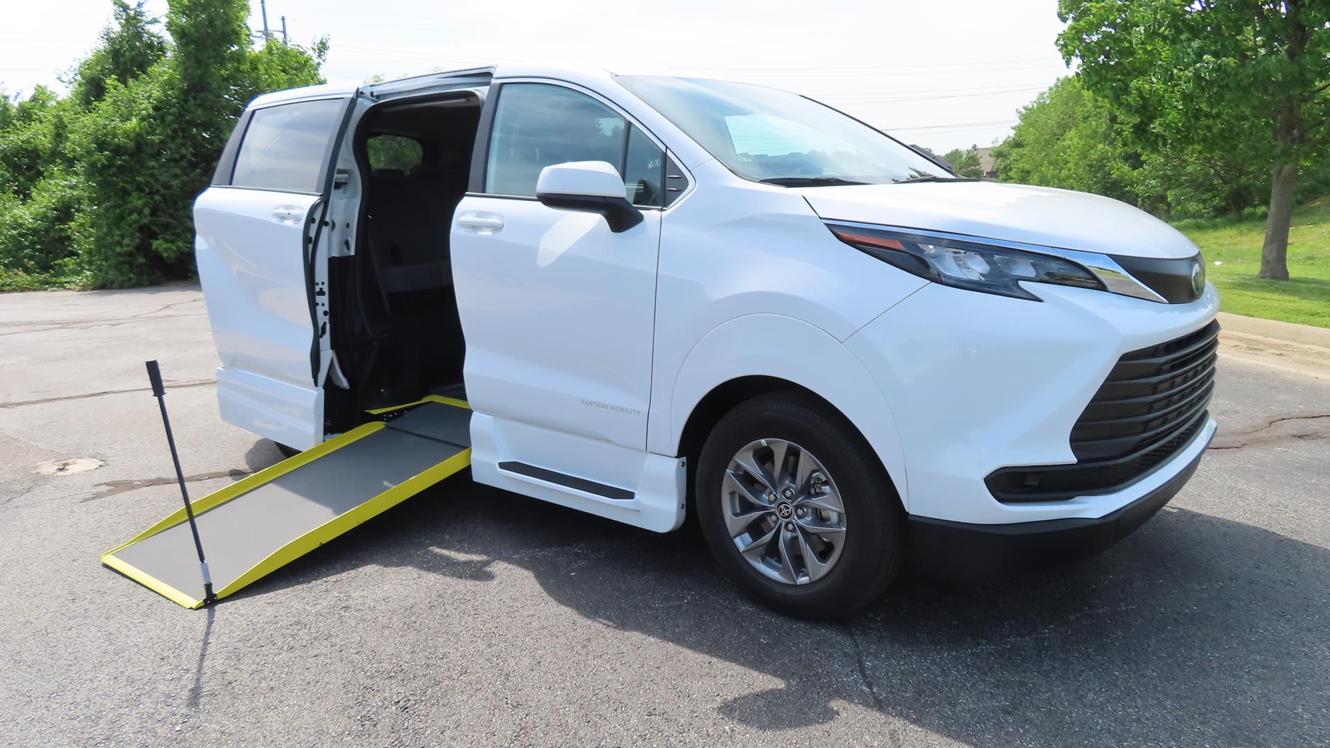 2025 Toyota Sienna LE