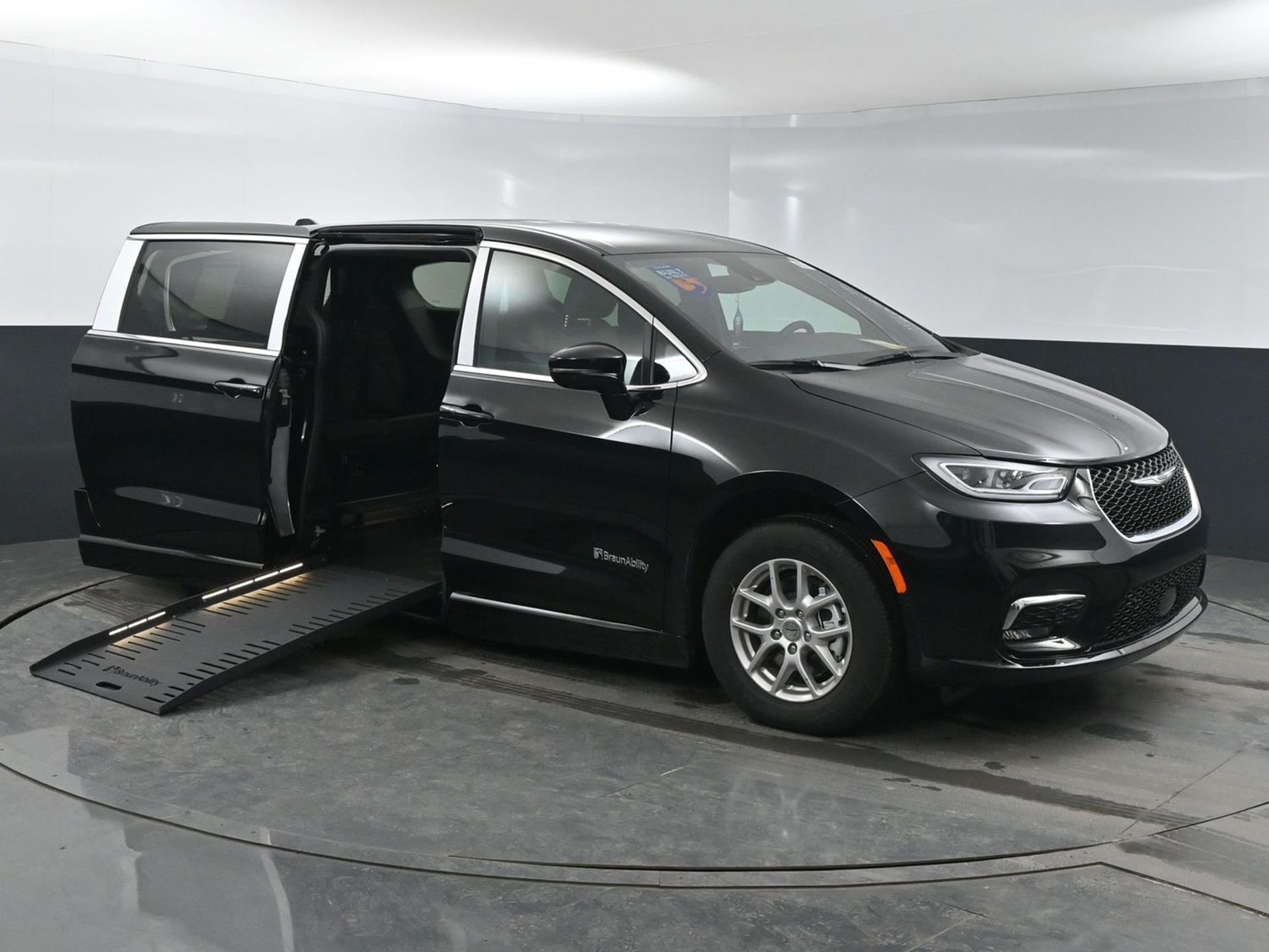 2025 Chrysler Pacifica Select's photo