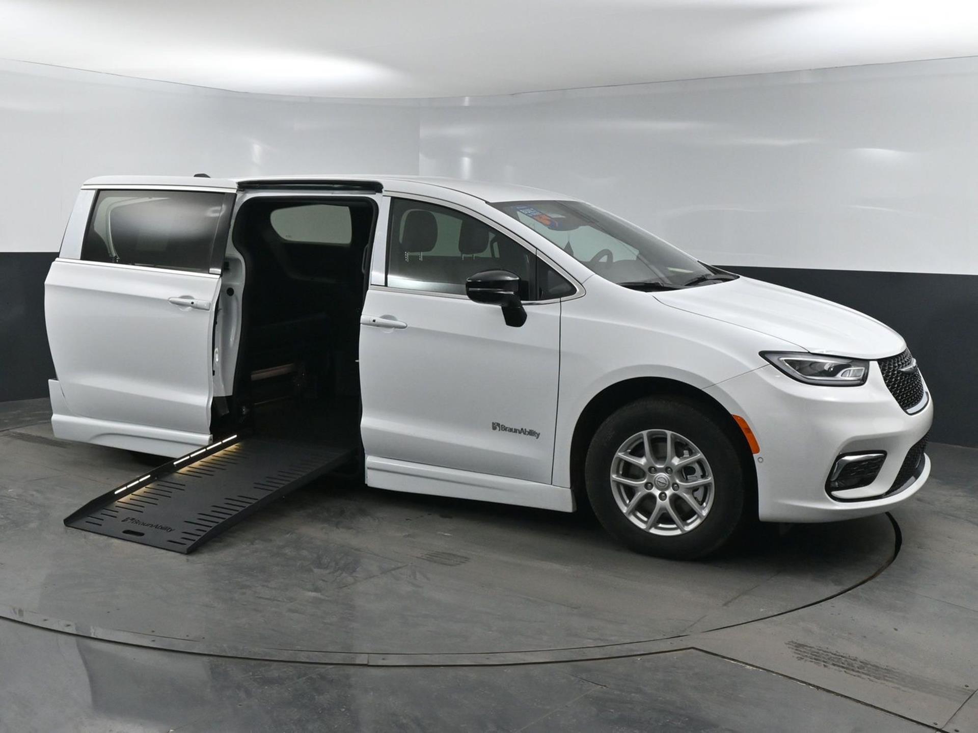 2025 Chrysler Pacifica Select's photo