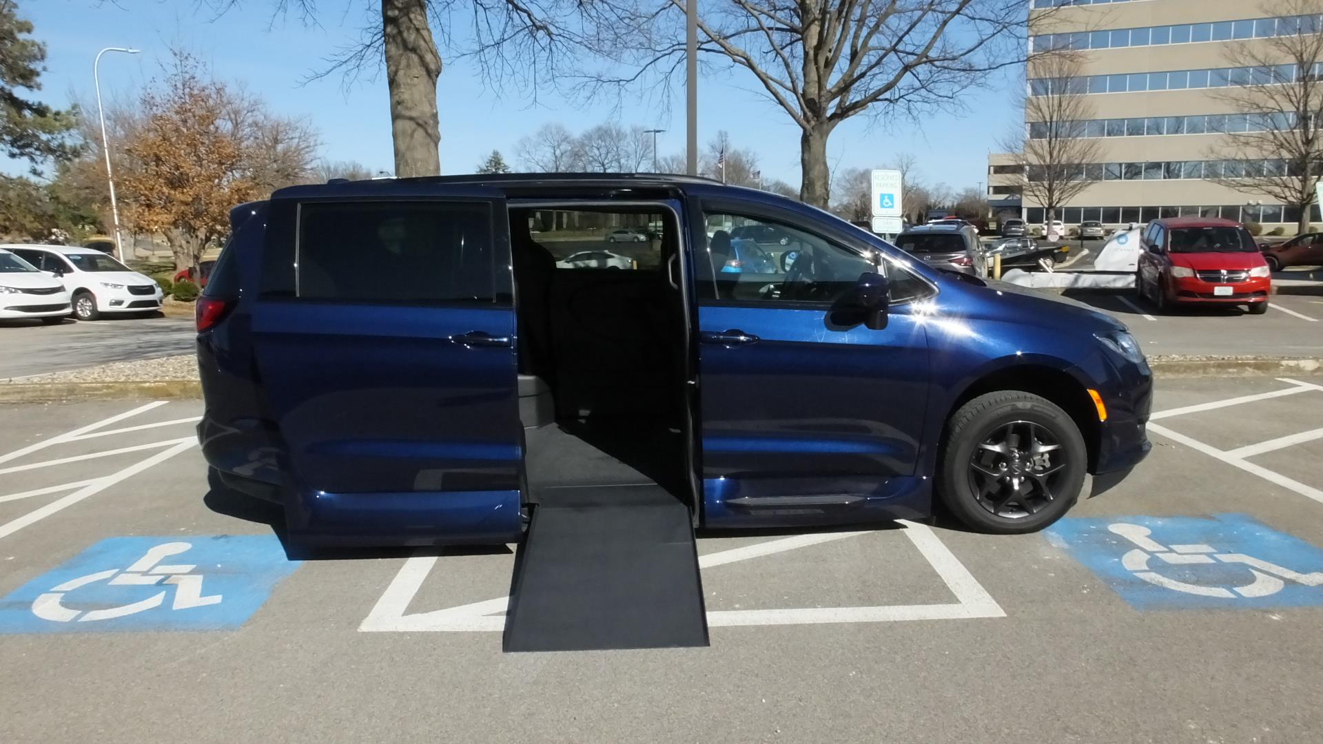 Used 2019 Chrysler Pacifica Touring L with VIN 2C4RC1BG6KR667095 for sale in Louisville, KY