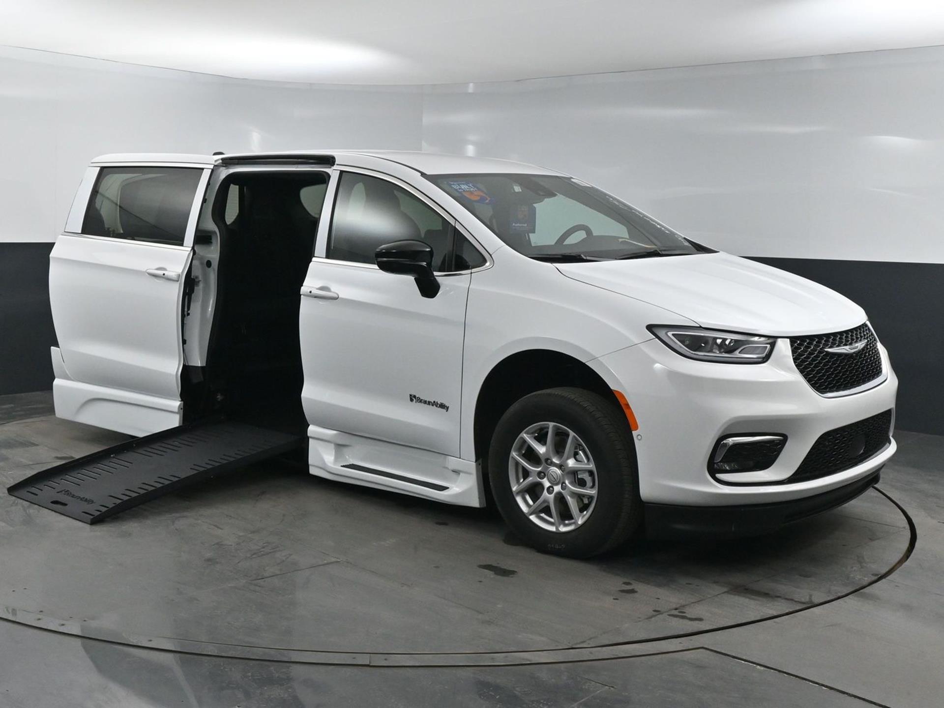 2025 Chrysler Pacifica Select's photo